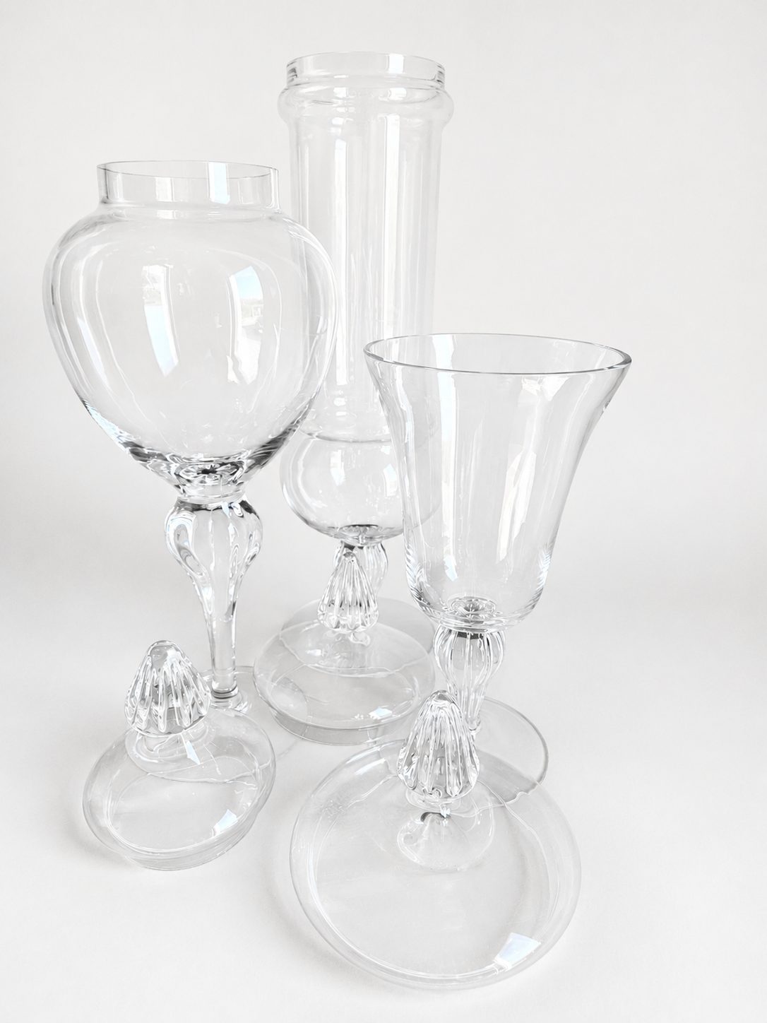 Set van 3 decoratieve glazen voorraadpotten op voet met deksel, detail 3