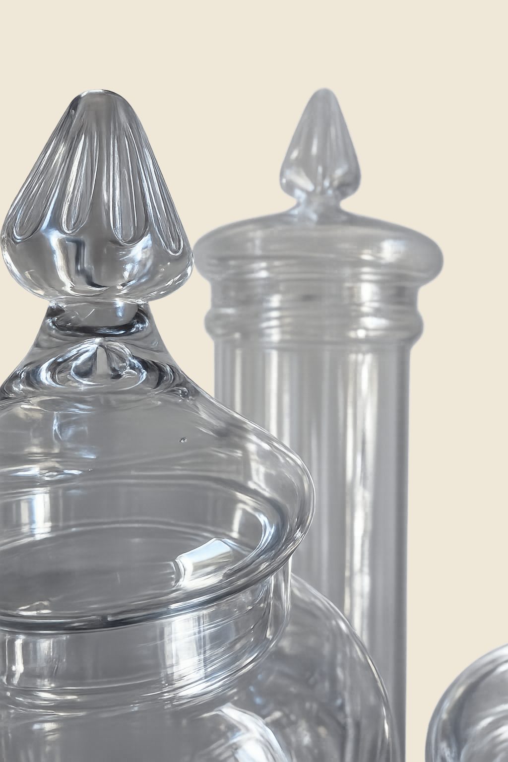 Set van 3 glazen apothekerspotten met sierlijke deksels, detail 3