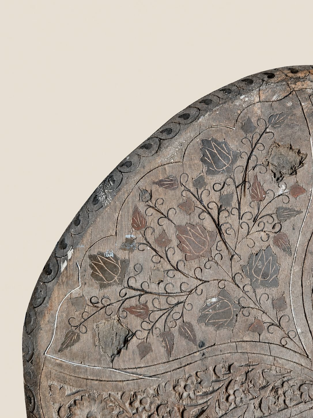 Decoratief houten wandpaneel met uitgesneden bloemmotief, detail 2