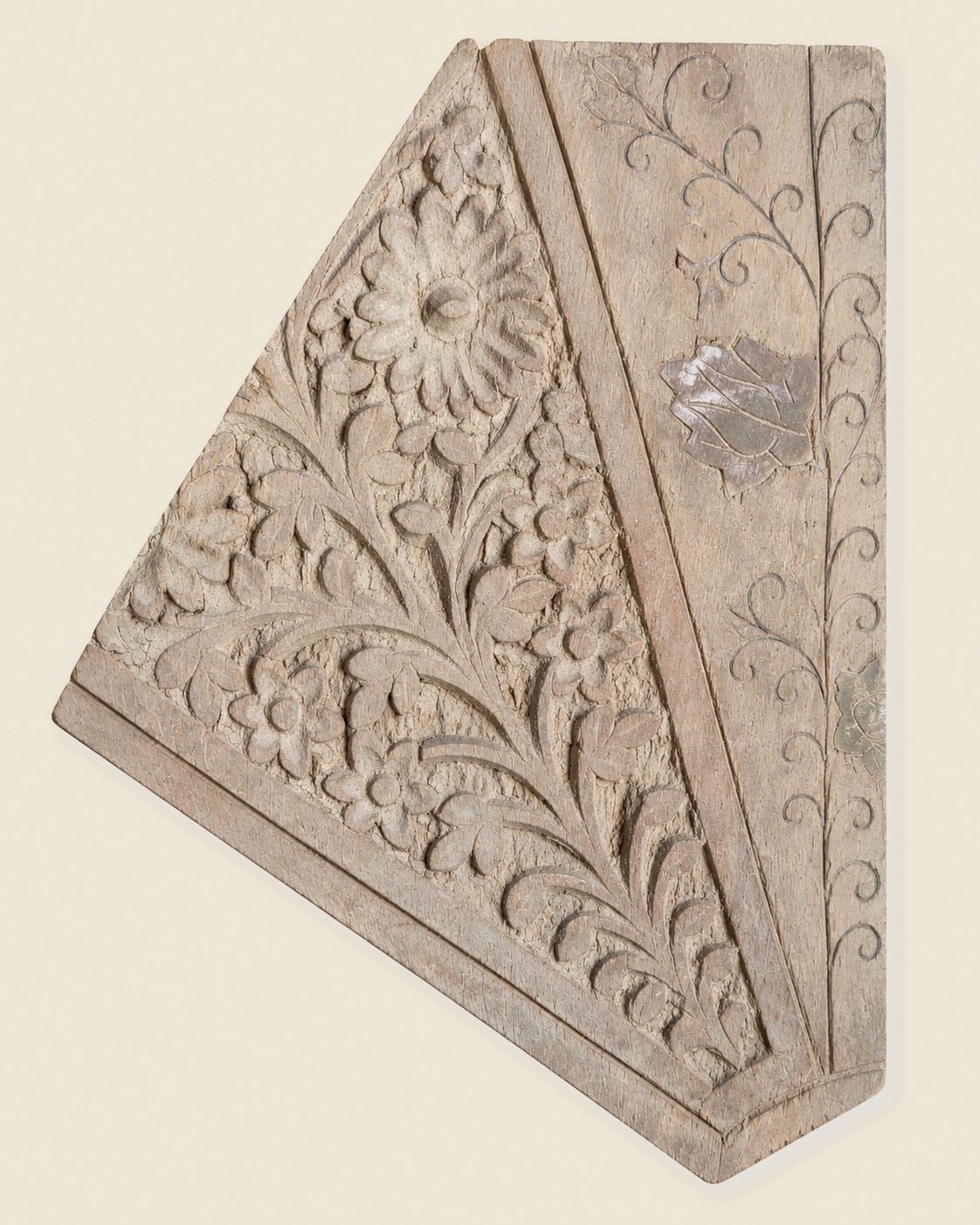 Decoratief houten wandpaneel met uitgesneden bloemmotief, detail 3