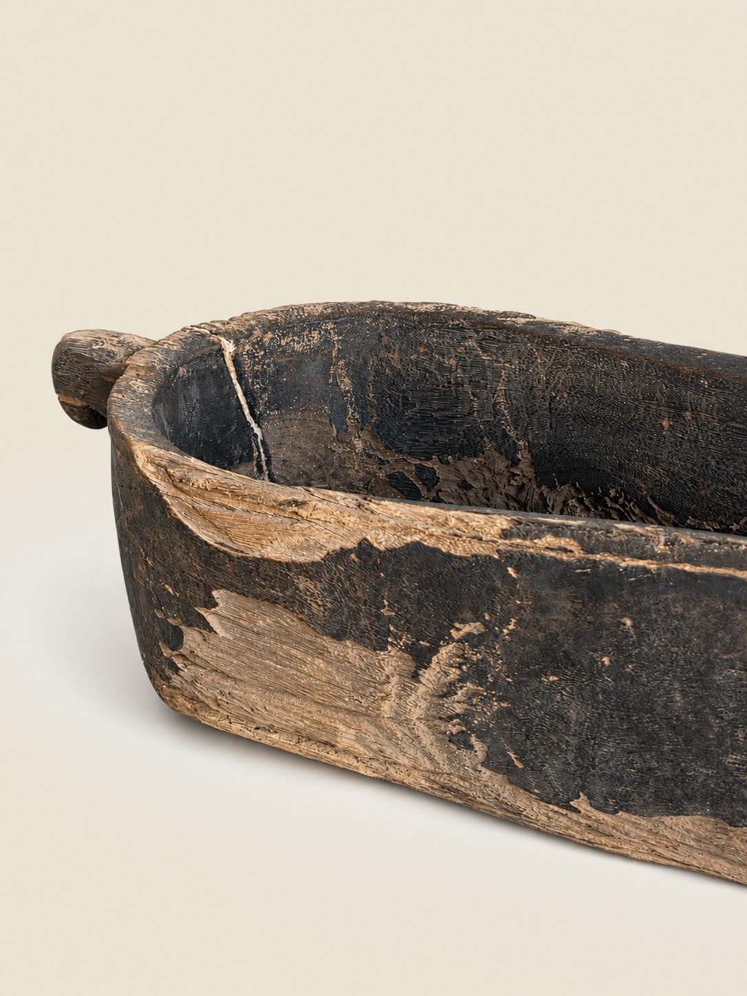 Oude houten trog met handgrepen en donkere patina, detail 2