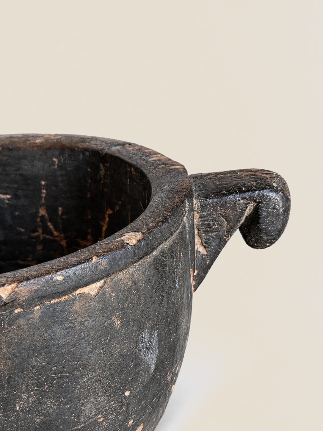 Oude houten trog met handgrepen en donkere patina, detail 3