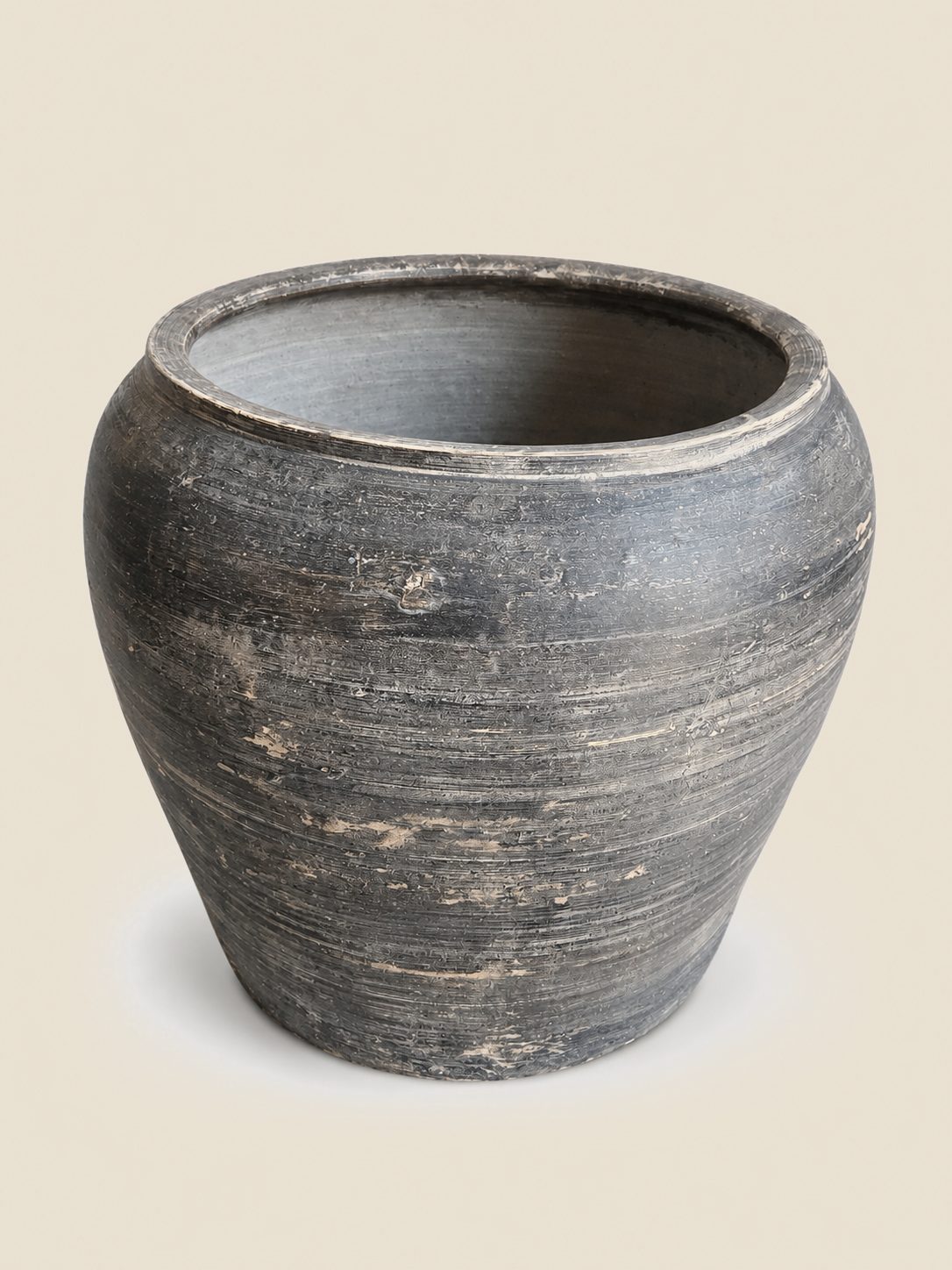 Grote oude aardewerken pot met zwarte patina, detail 2