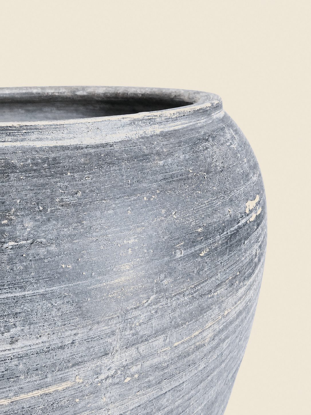Grote oude aardewerken pot met zwarte patina, detail 3