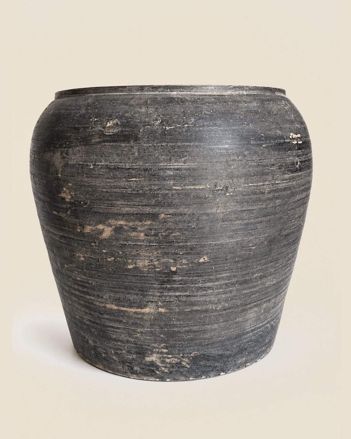 Grote oude aardewerken pot met zwarte patina, Atelierselectie, bij Mahieu&Merckx