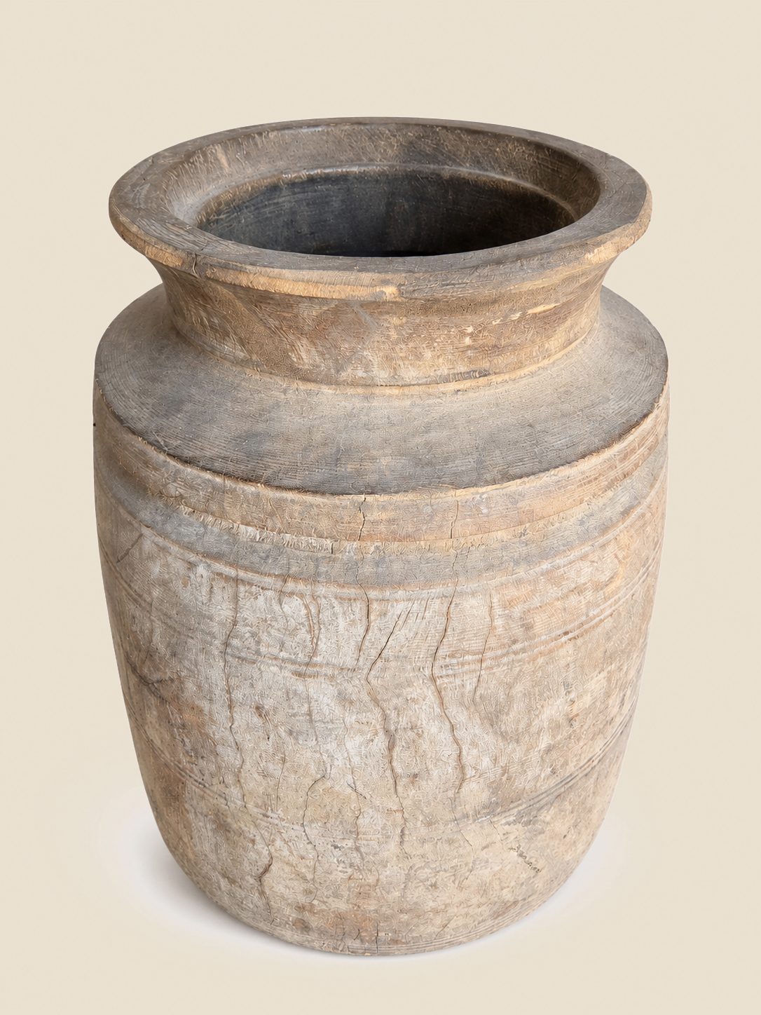 Grote authentieke houten pot met lichte patina, detail 2