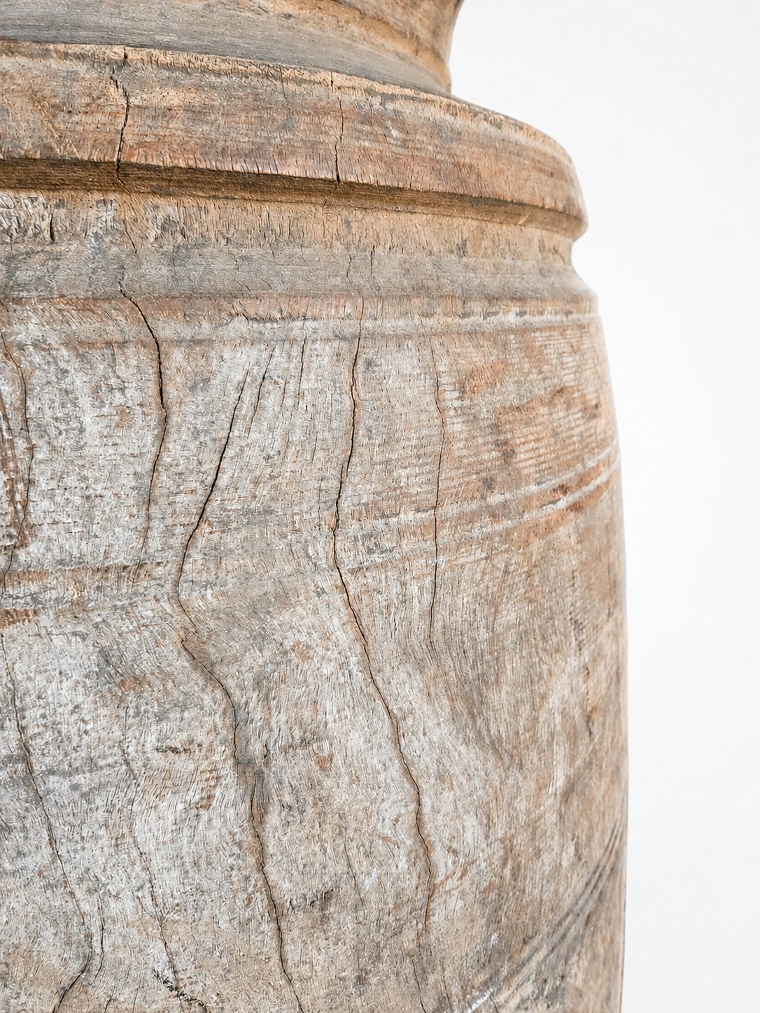 Grote authentieke houten pot met lichte patina, detail 3