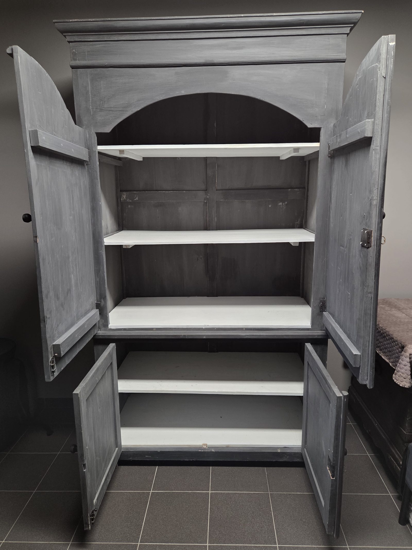 Oude landelijke kast in verweerd grijs – 4 deuren, detail 2