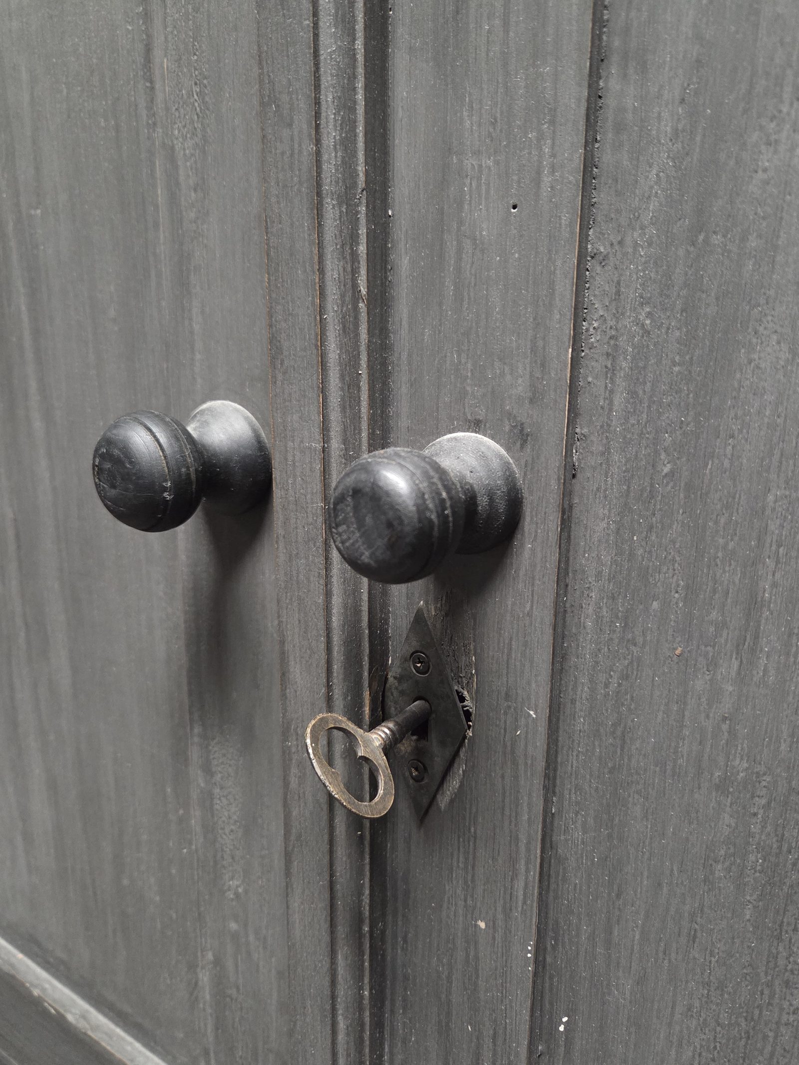 Oude landelijke kast in verweerd grijs – 4 deuren, detail 3