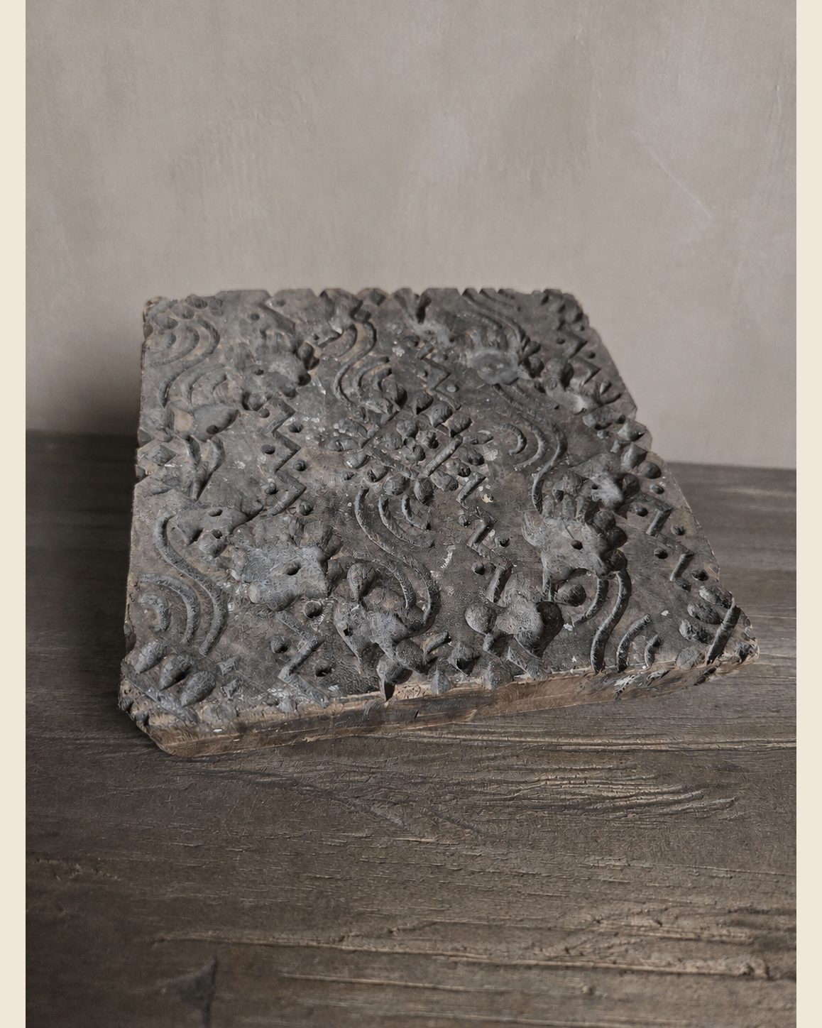 Oude houten textielstempel, Atelierselectie, bij Mahieu&Merckx