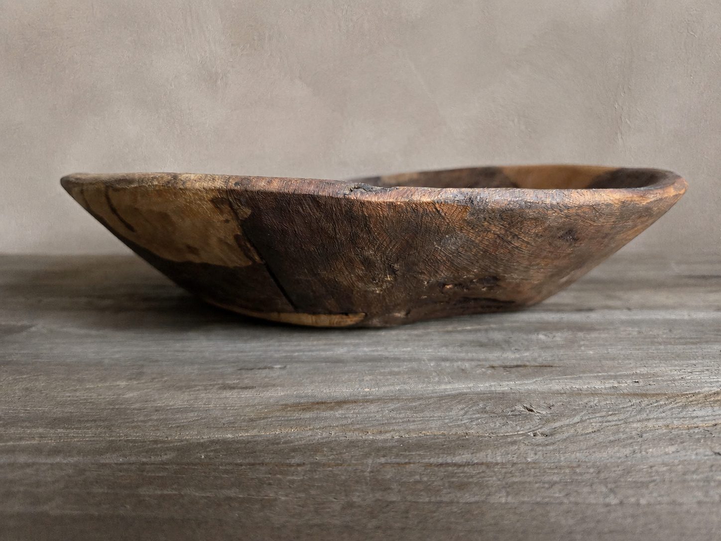 Doorleefde houten schaal, detail 2