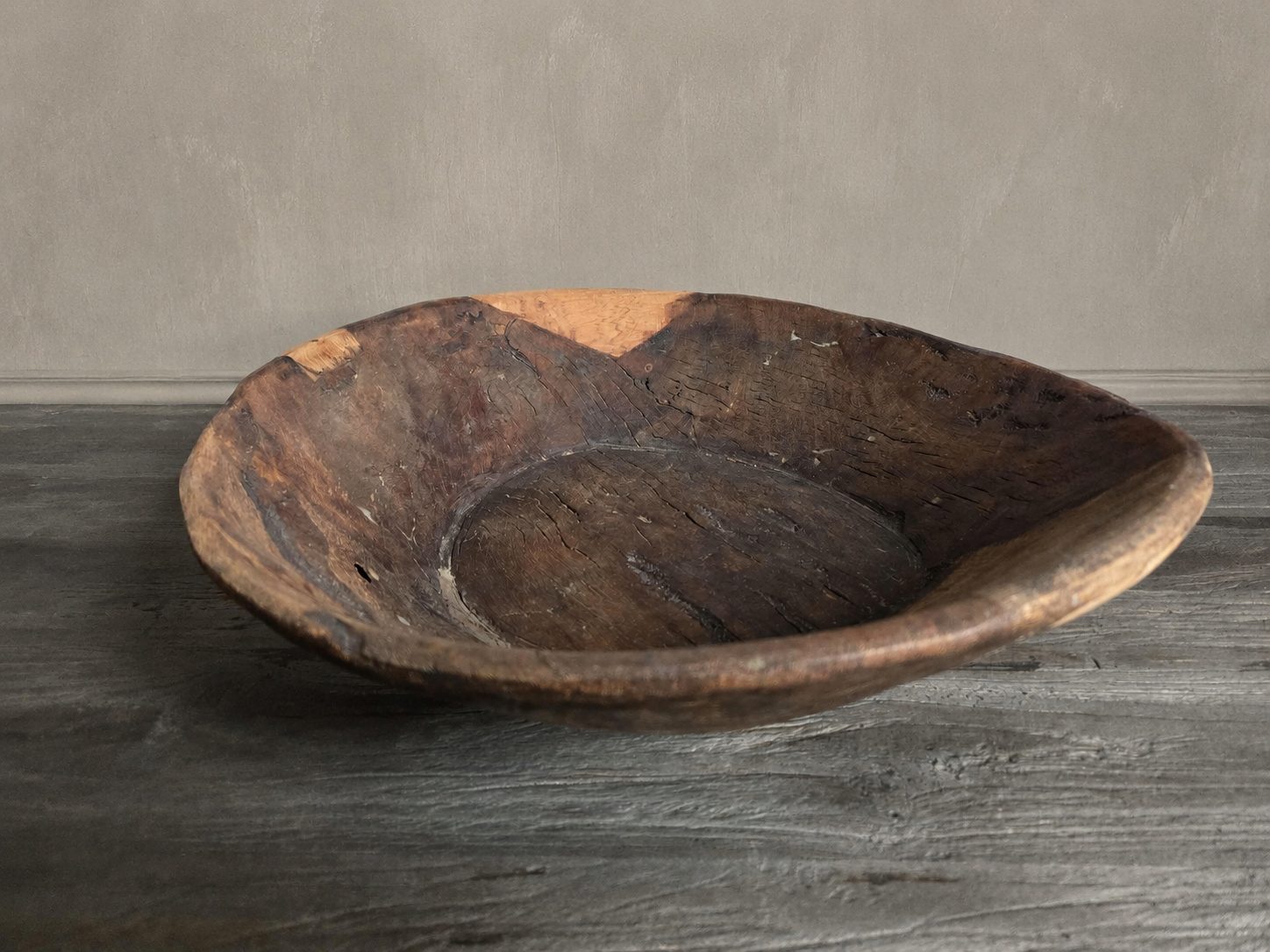 Doorleefde houten schaal, detail 3