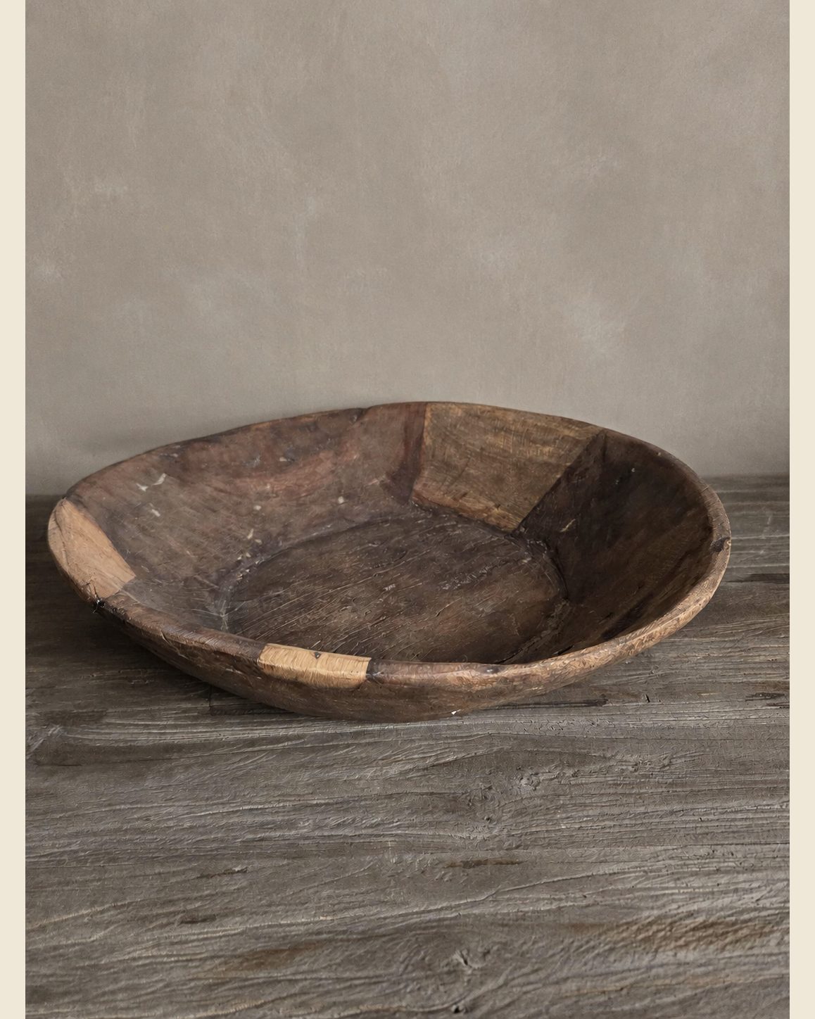Doorleefde houten schaal, Atelierselectie, bij Mahieu&Merckx