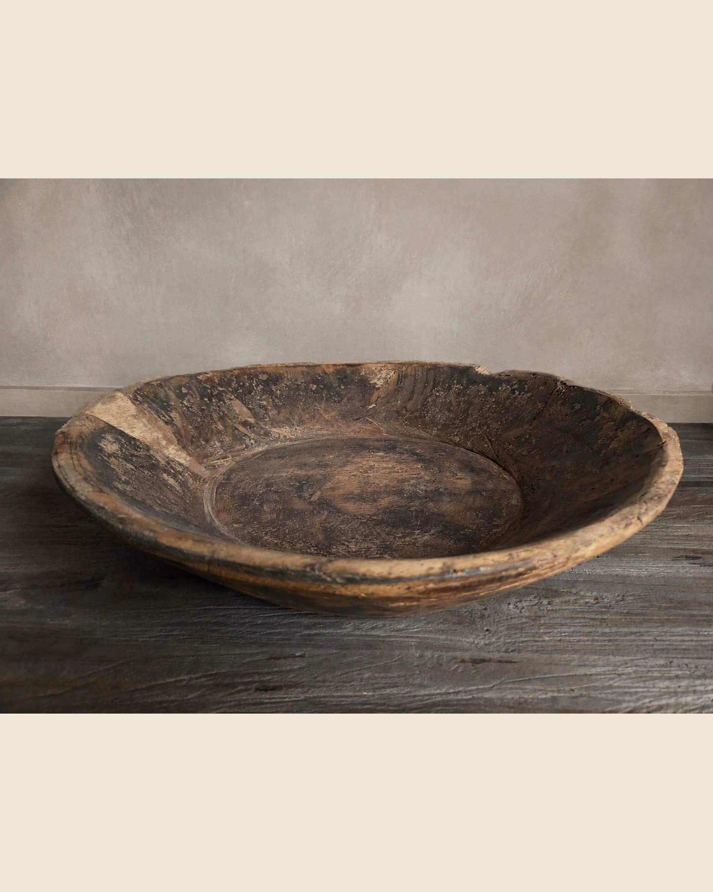 Doorleefde houten schaal, Atelierselectie, bij Mahieu&Merckx