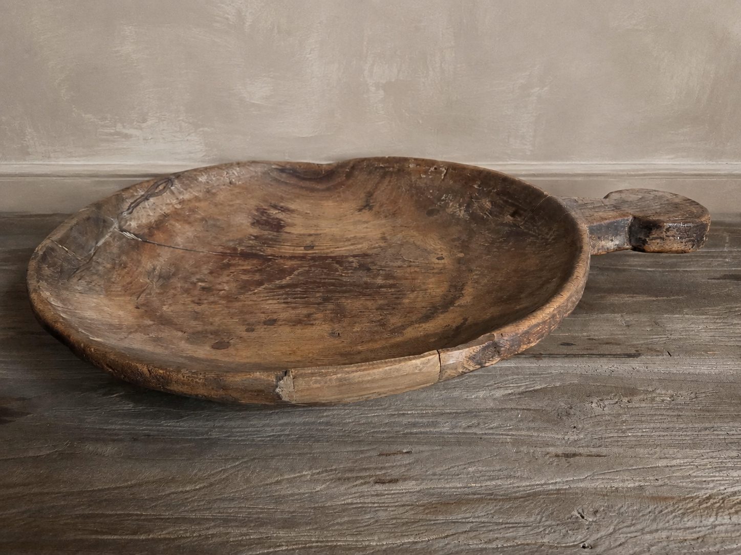 Doorleefde houten schaal met handvat, detail 2