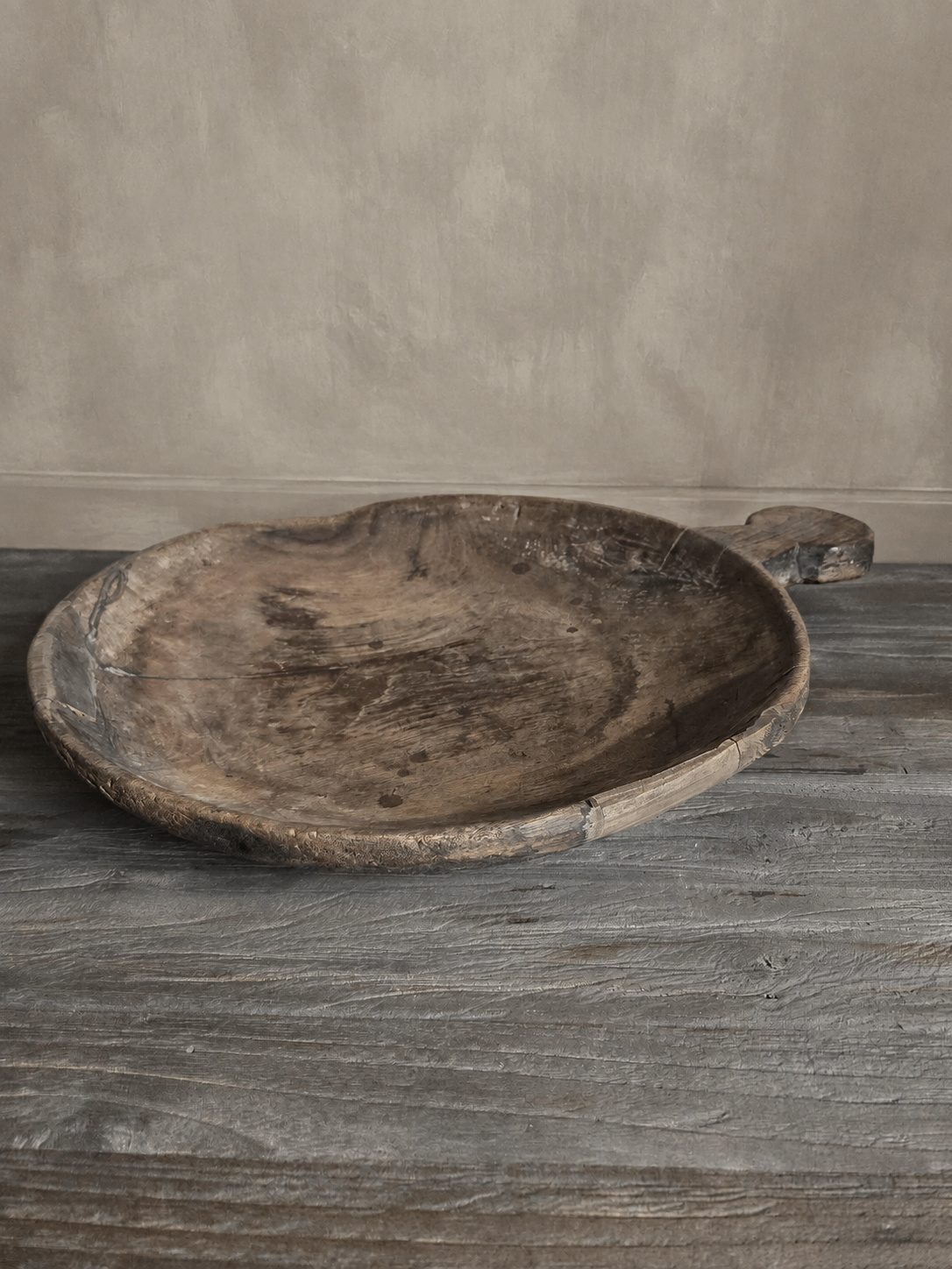 Doorleefde houten schaal met handvat, detail 3