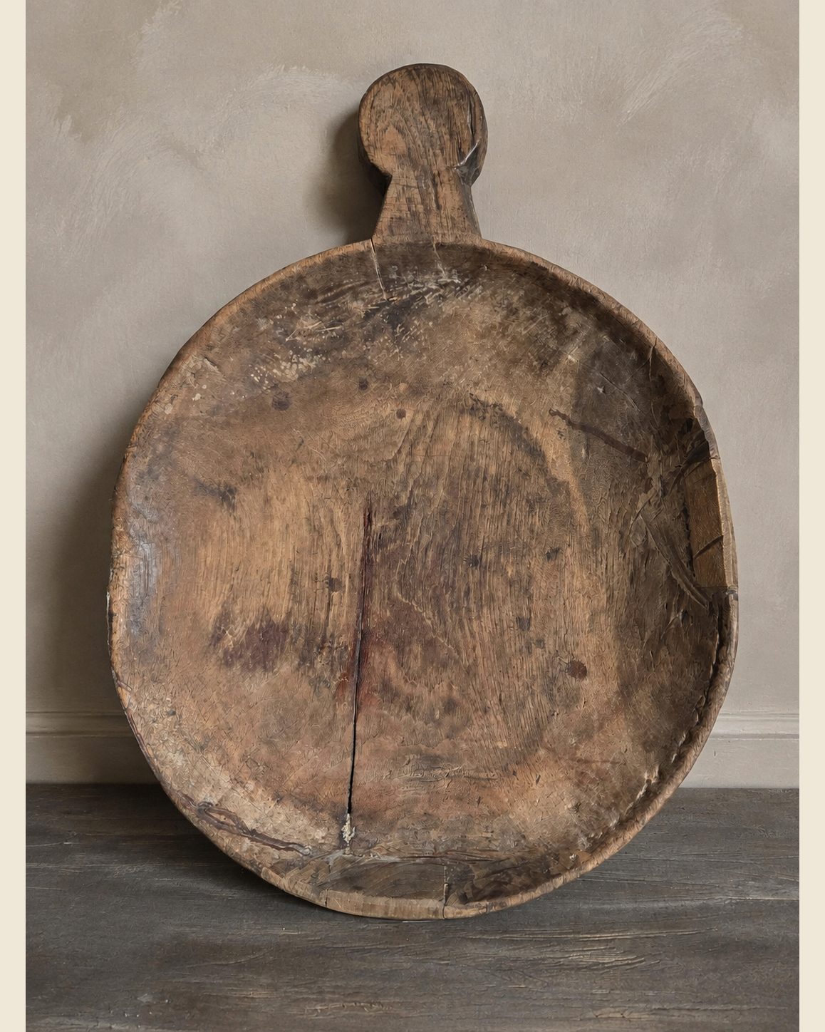 Doorleefde houten schaal met handvat, Atelierselectie, bij Mahieu&Merckx