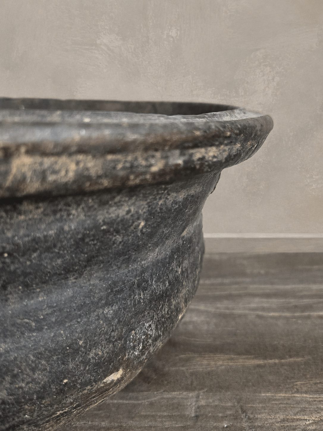 Authentieke aardewerken schaal met donkere patina, detail 3
