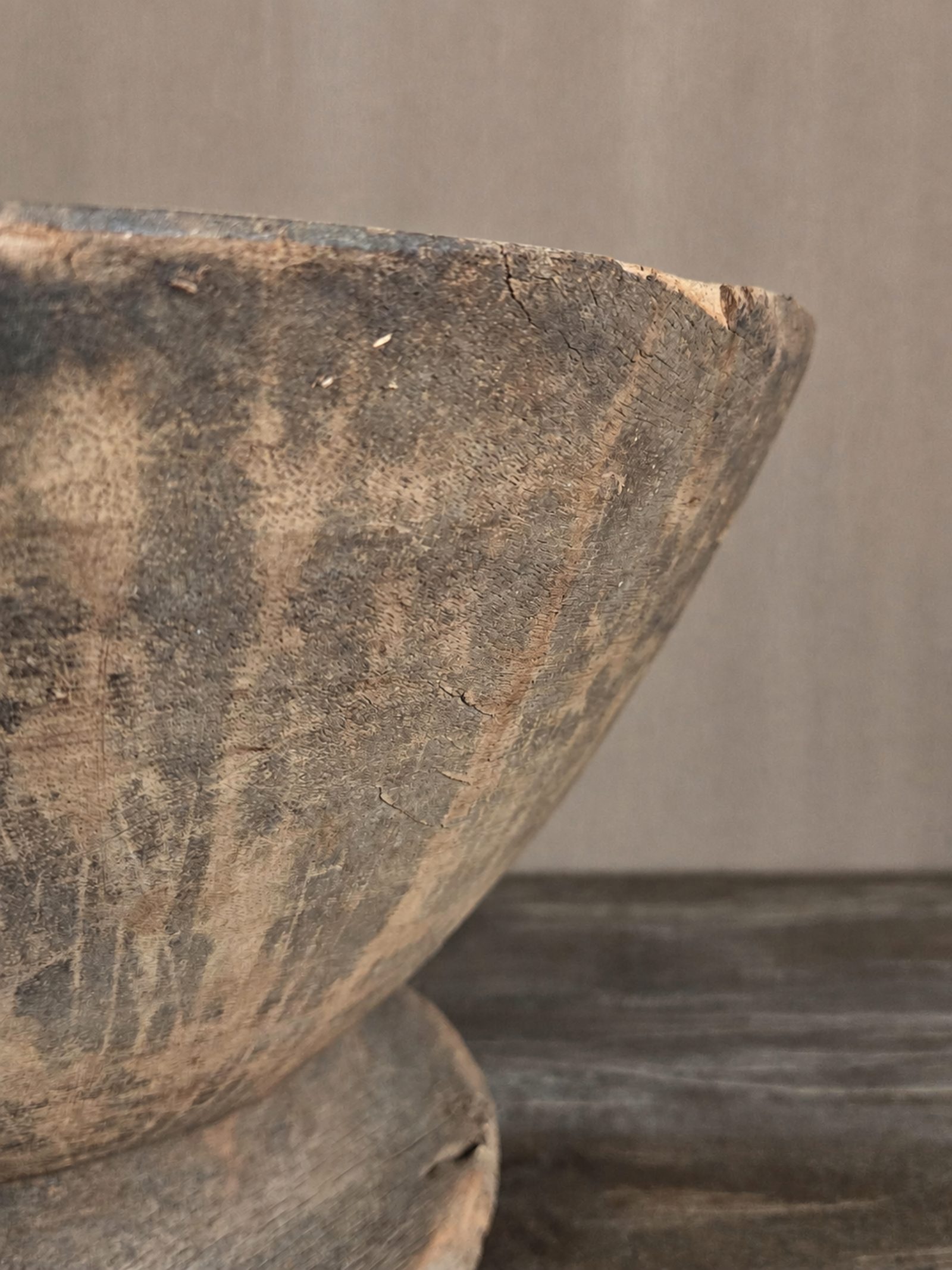 Authentieke houten schaal op voet, detail 3