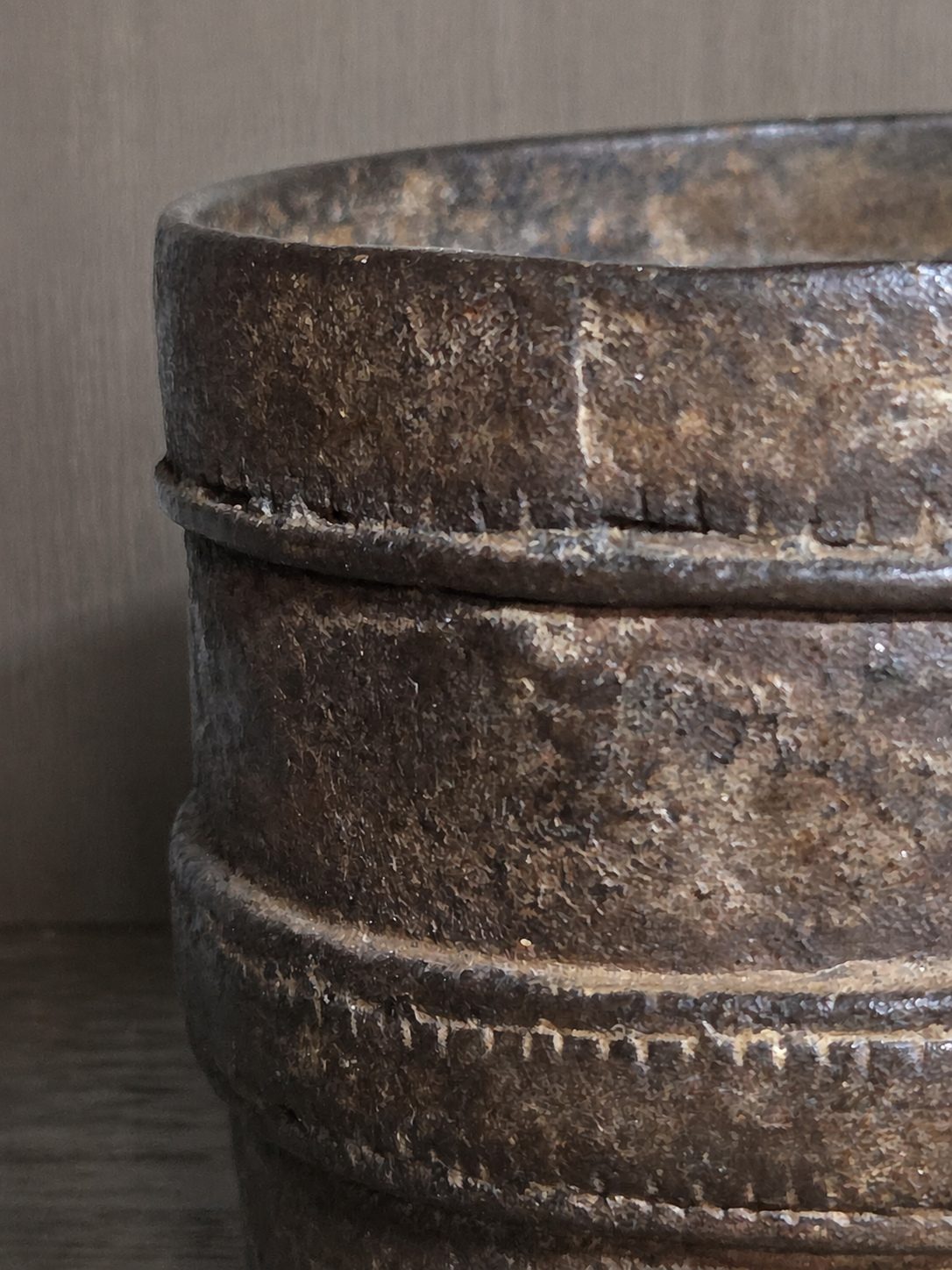 Indiase ijzeren graanpot, detail 2