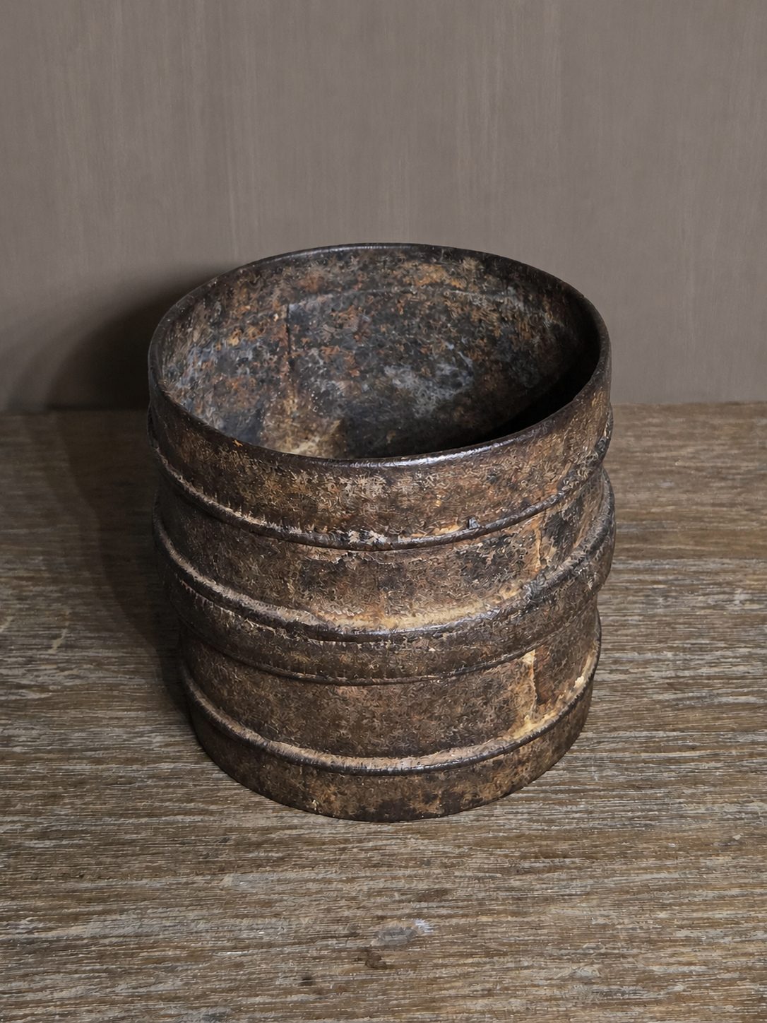 Indiase ijzeren graanpot, detail 3