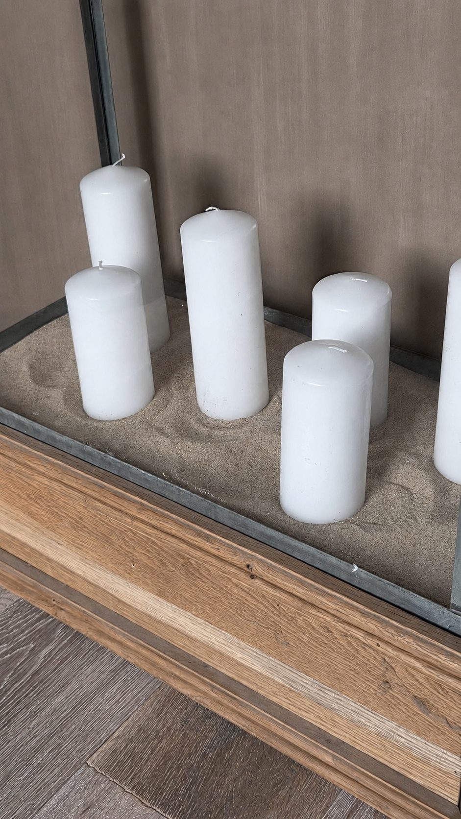 Glazen kaarsenbak op houten sokkel, detail 2