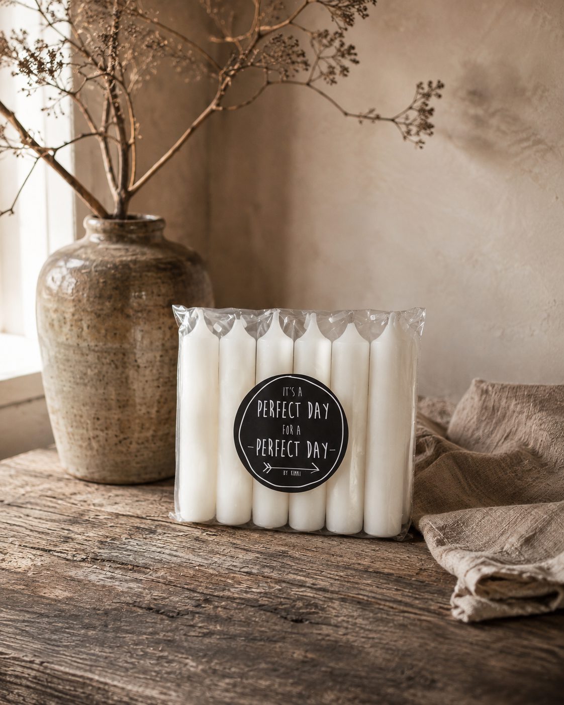 Set van zes korte dinerkaarsen van Rustik Lys (vanilla), Atelierselectie, bij Mahieu&Merckx