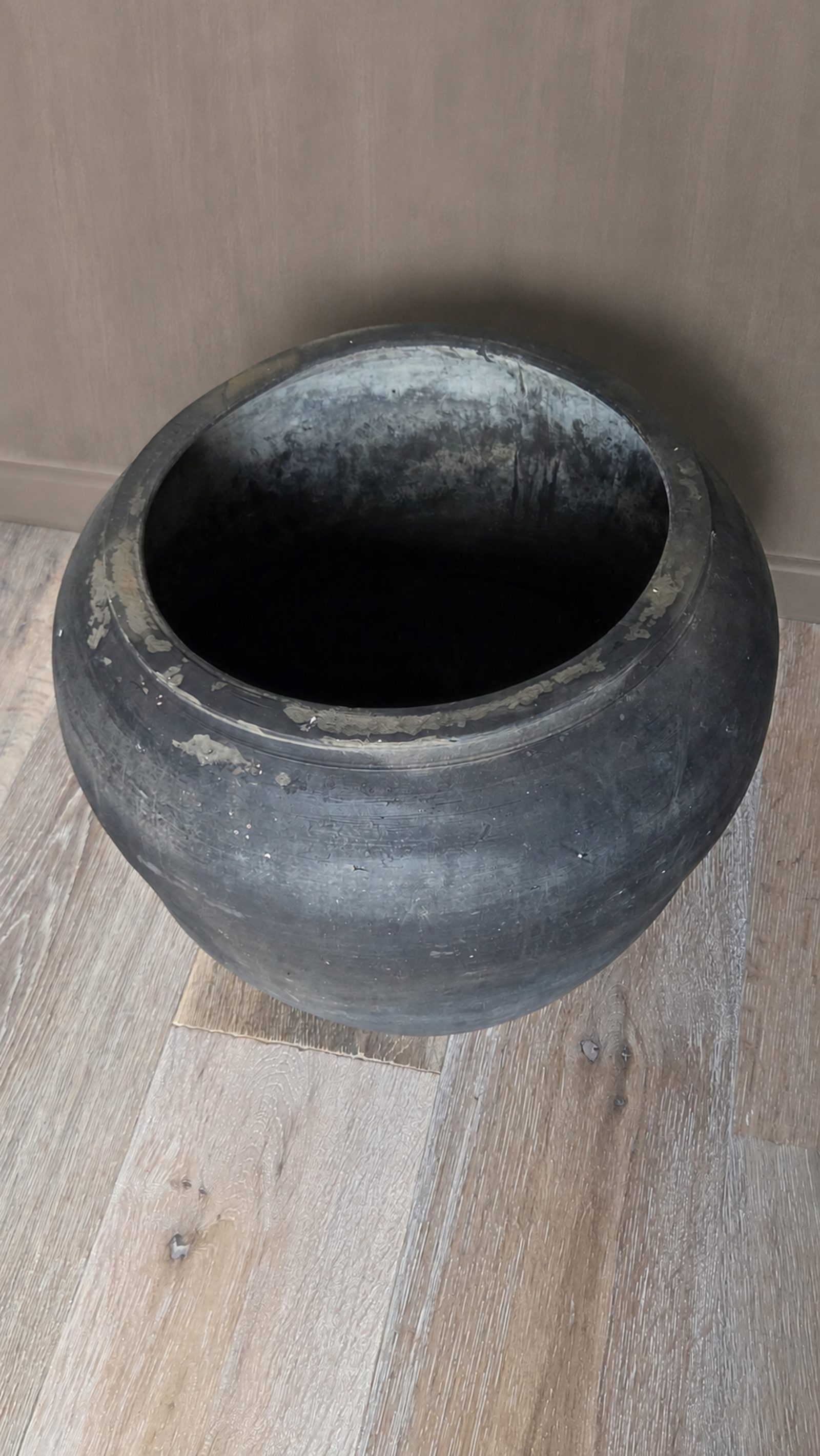 Grote oude aardewerken pot met zwarte patina, detail 2
