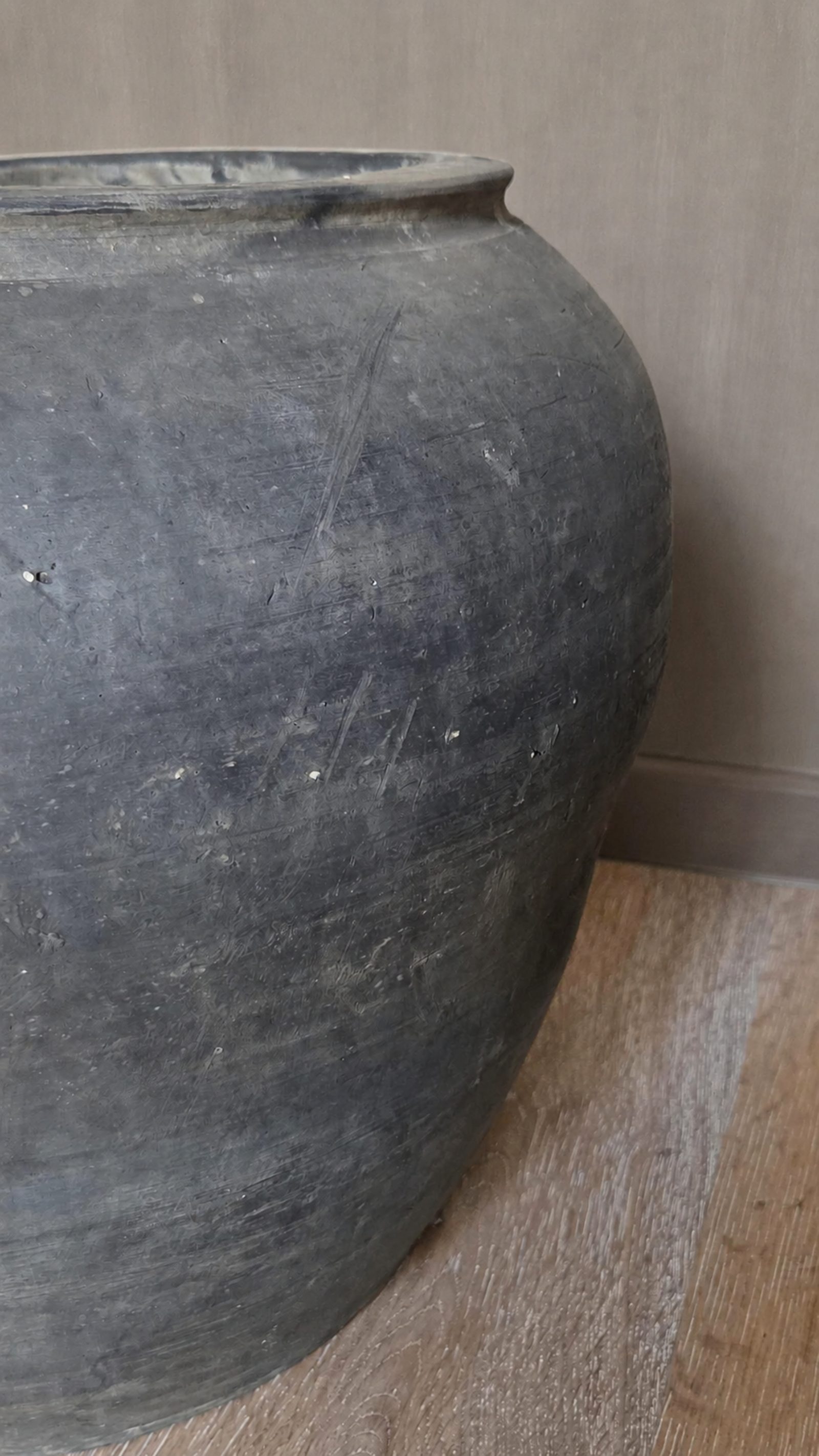Grote oude aardewerken pot met zwarte patina, detail 3