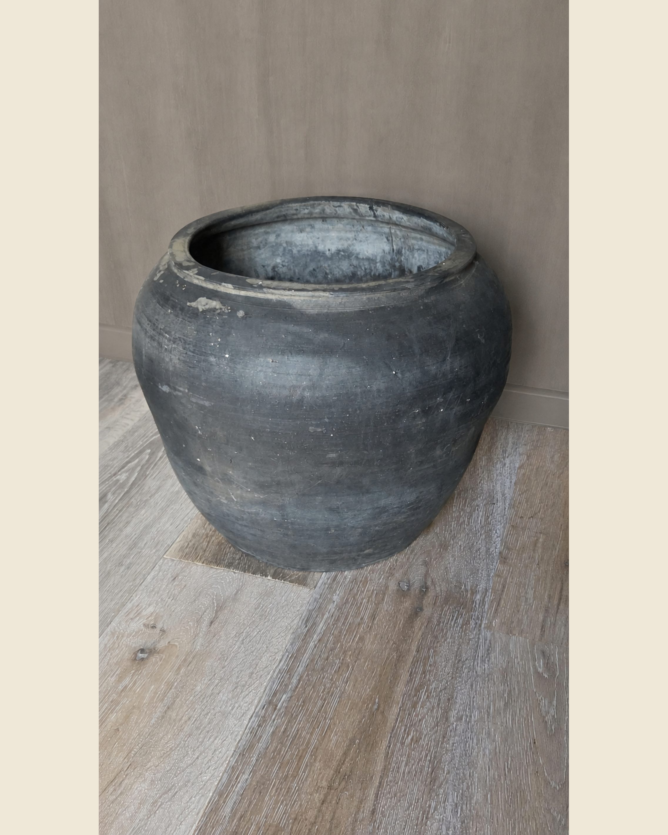 Grote oude aardewerken pot met zwarte patina, Atelierselectie, bij Mahieu&Merckx
