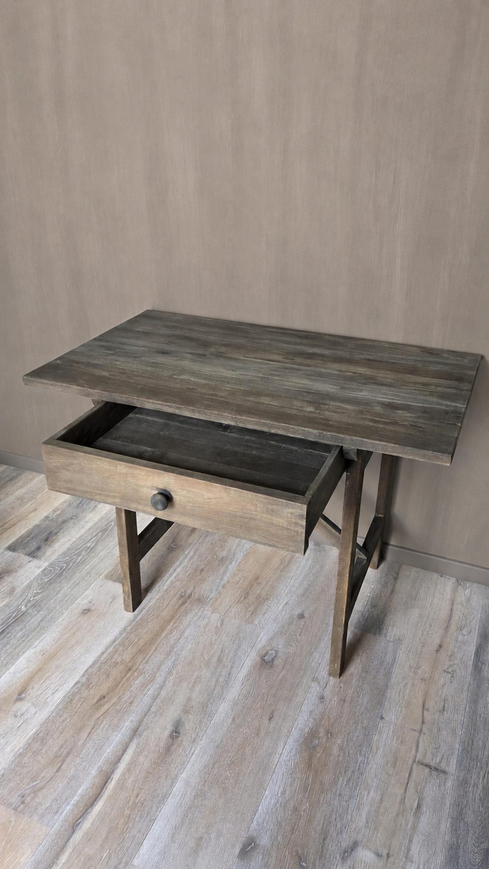 Oud houten bureau met lade, detail 2