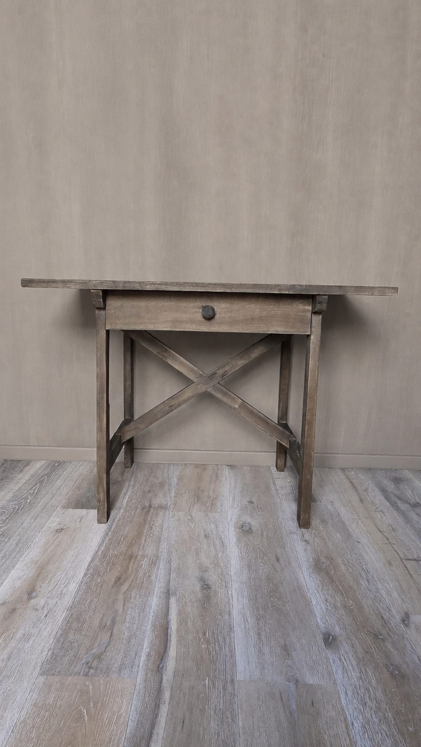 Oud houten bureau met lade, detail 3