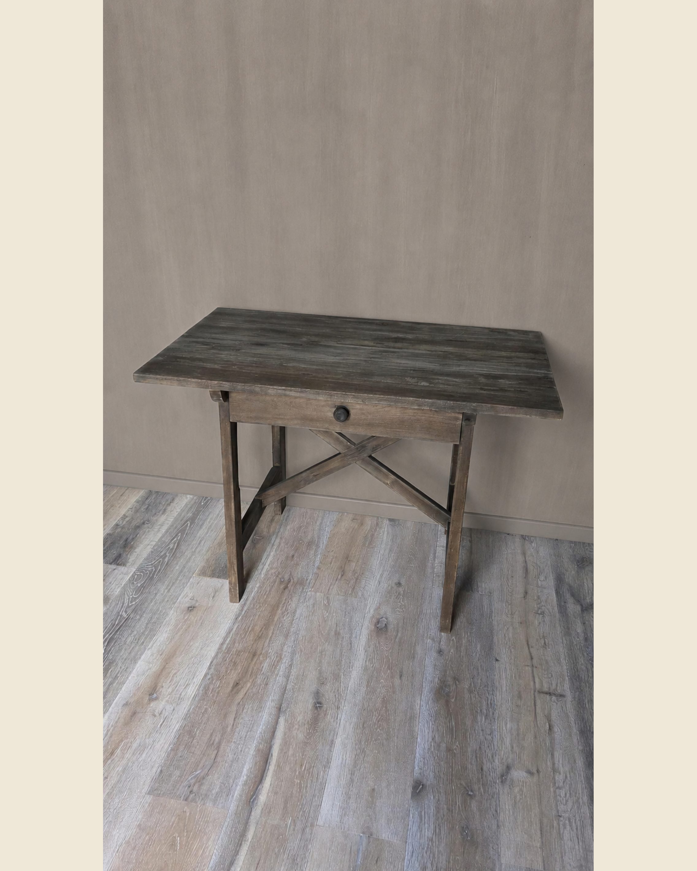 Oud houten bureau met lade, Atelierselectie, bij Mahieu&Merckx