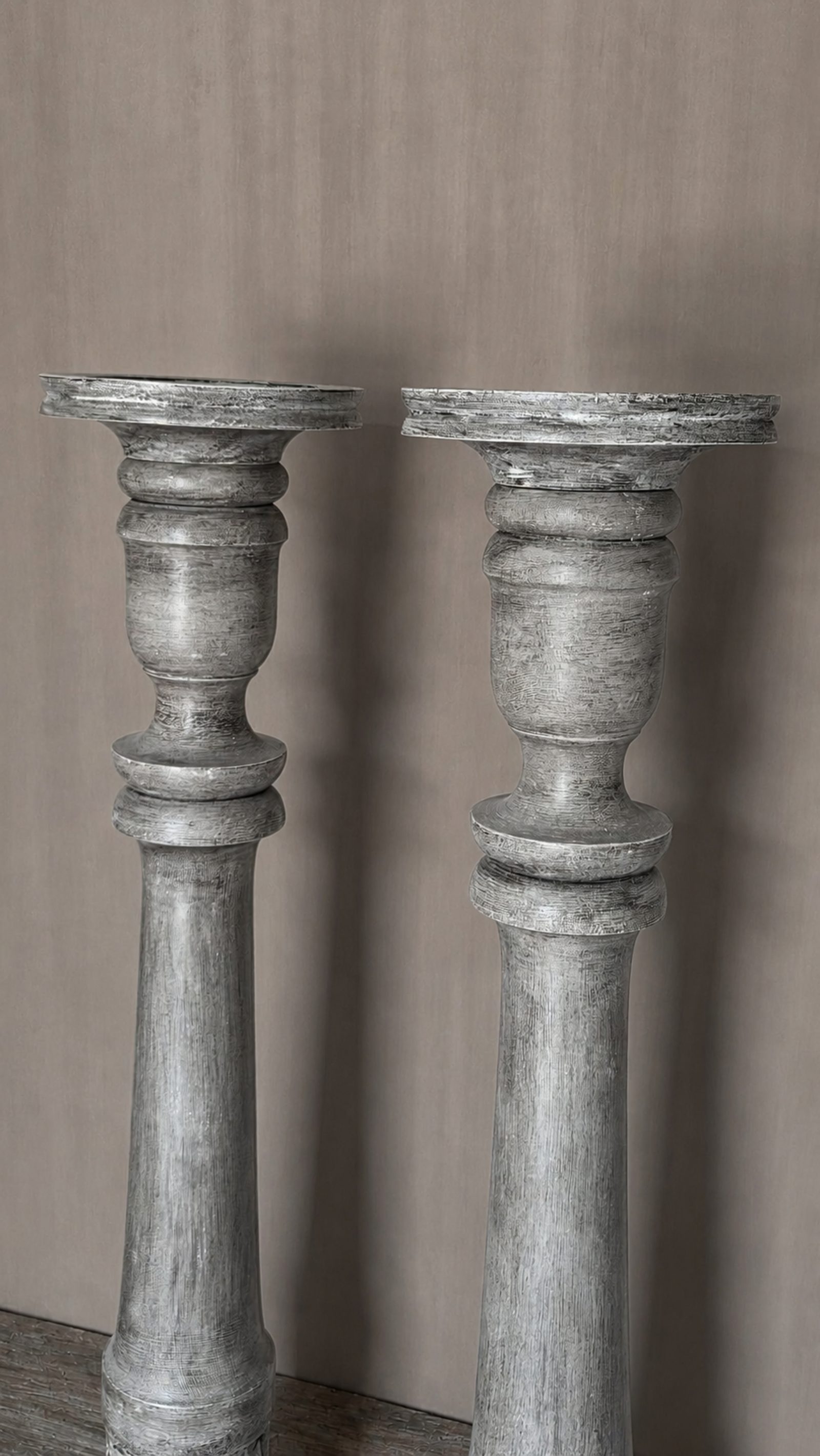 Set grote houten vloerkandelaars, detail 3