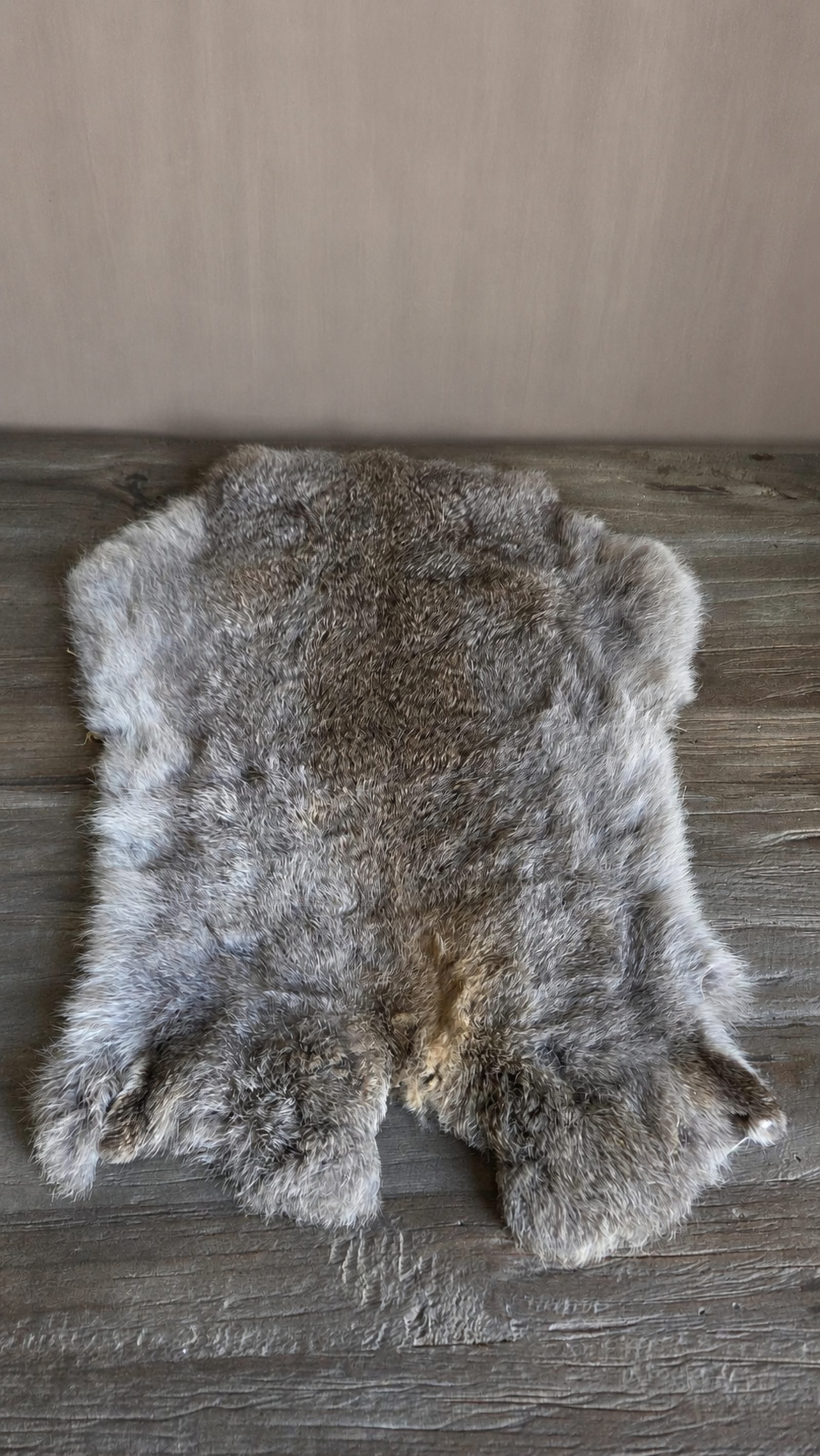 Naturel konijnenvel grijsbruin, detail 2