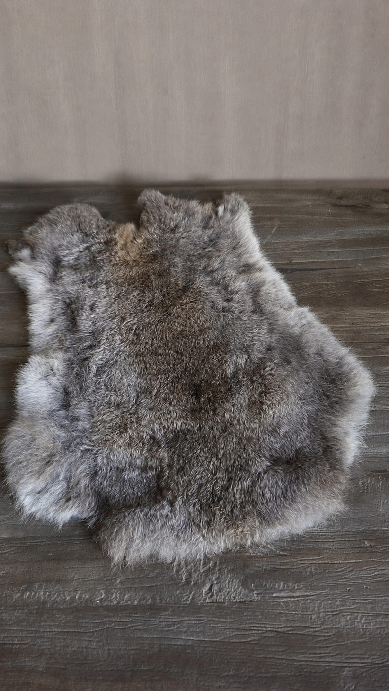 Naturel konijnenvel grijsbruin, detail 3