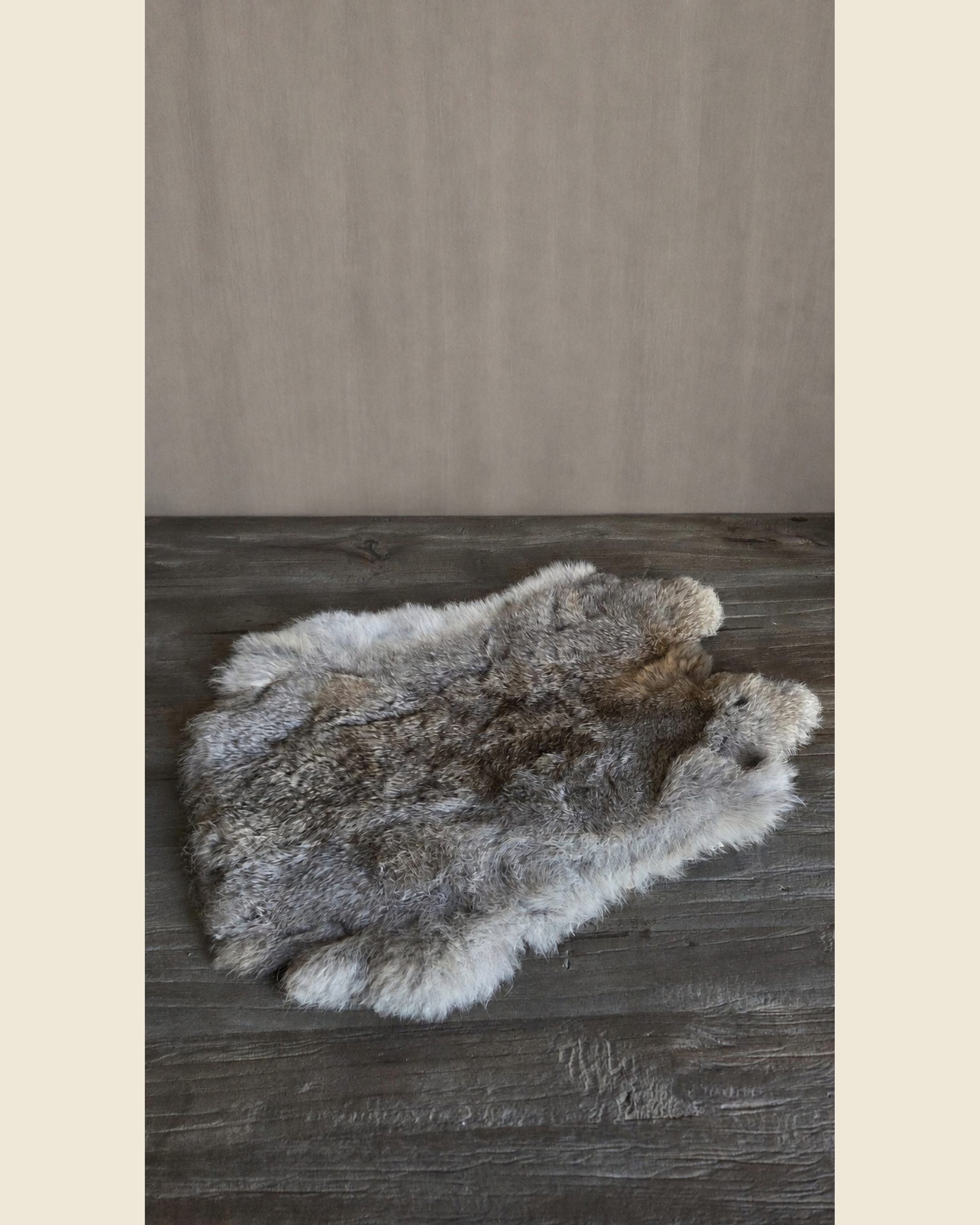 Naturel konijnenvel grijsbruin, Atelierselectie, bij Mahieu&Merckx