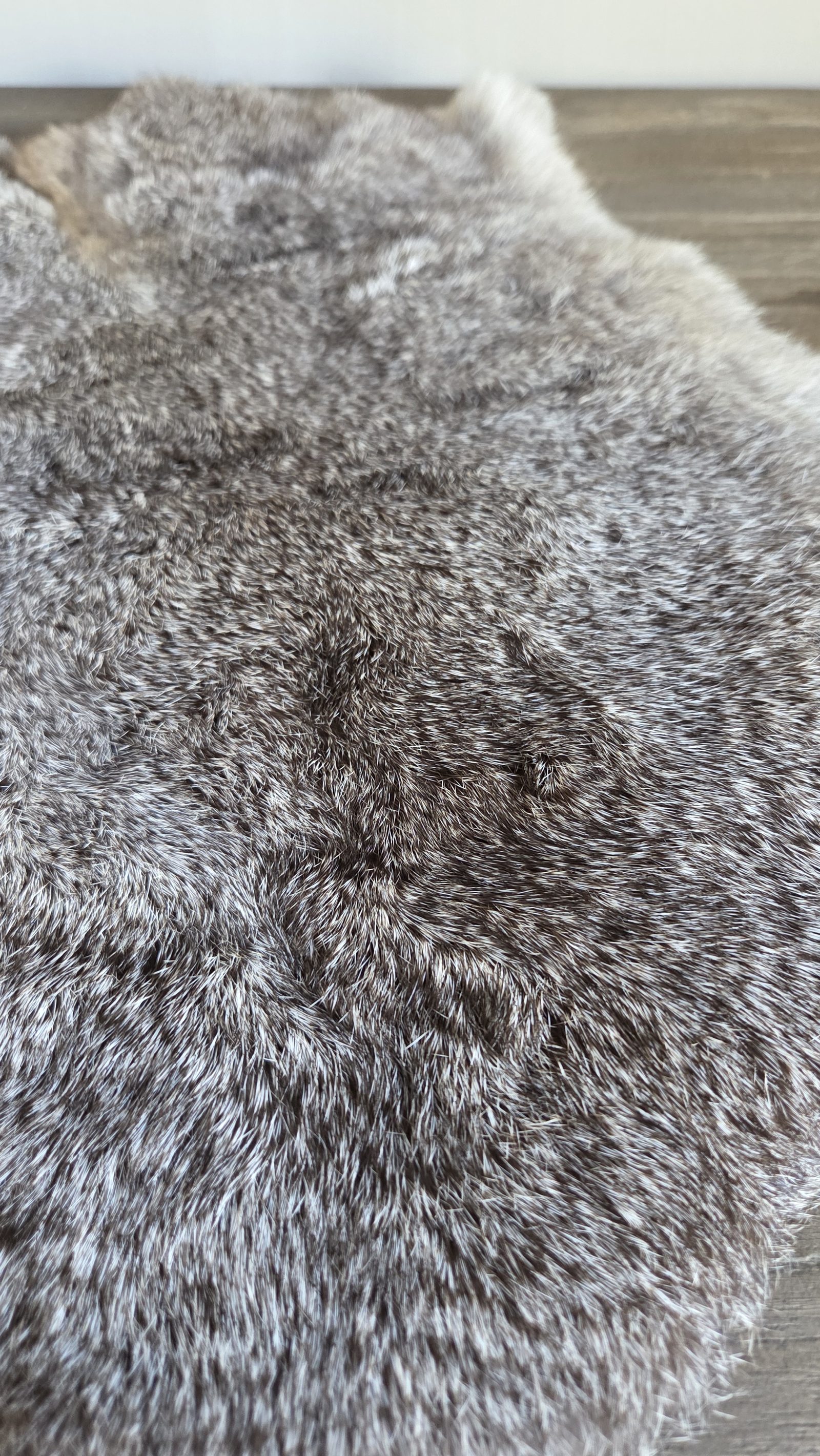 Naturel konijnenvel grijsbruin, detail 3