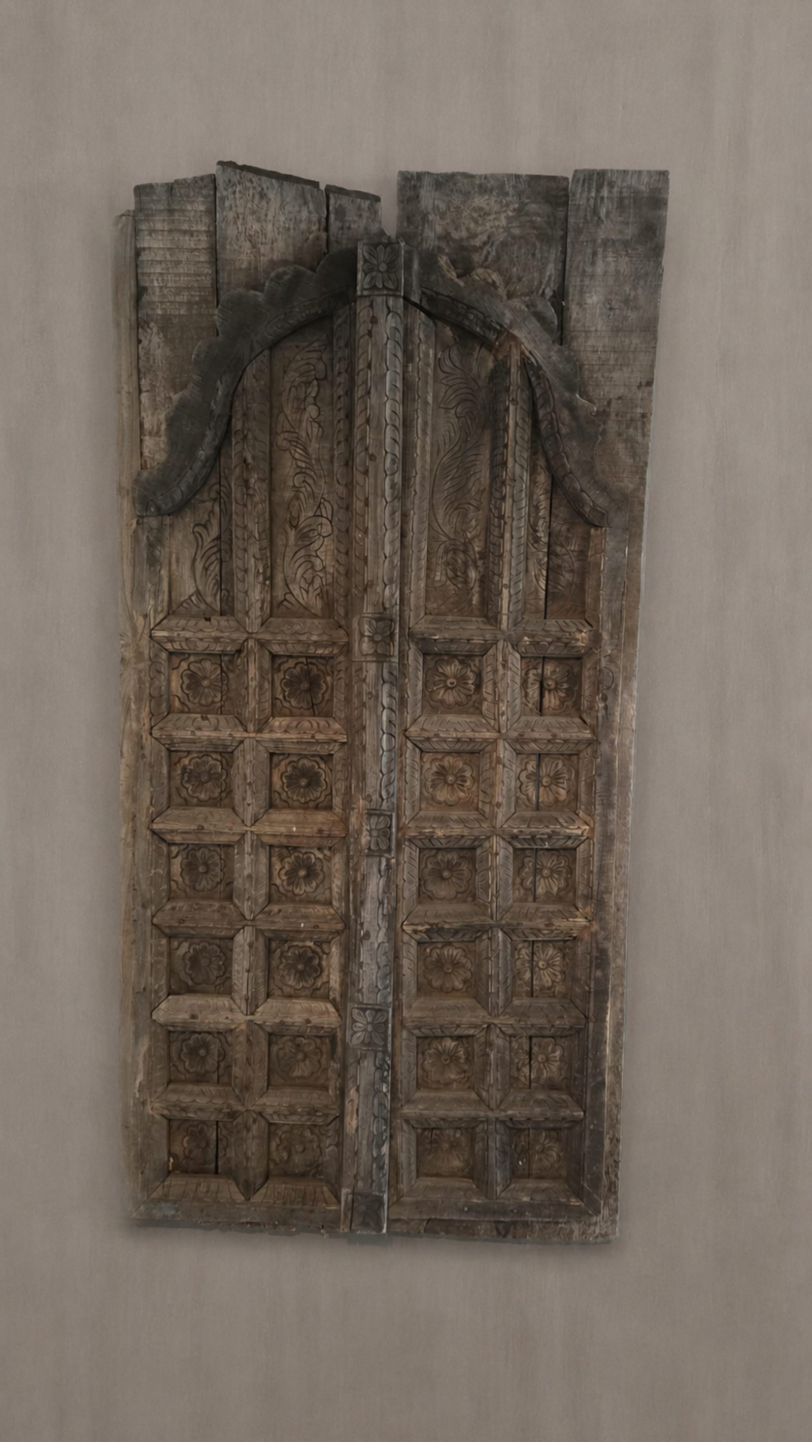 Groot houten wandpaneel met houtsnijwerk, detail 2