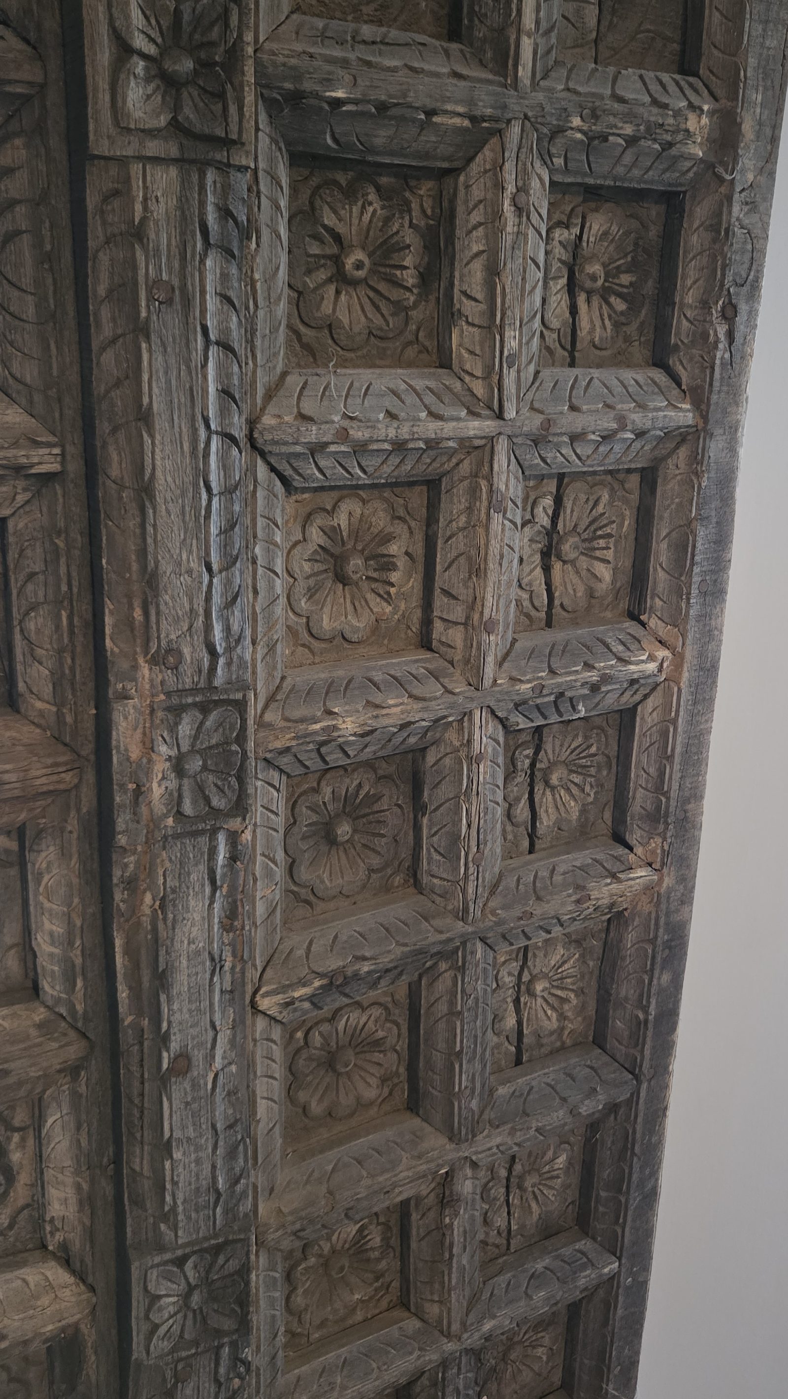 Groot houten wandpaneel met houtsnijwerk, detail 3