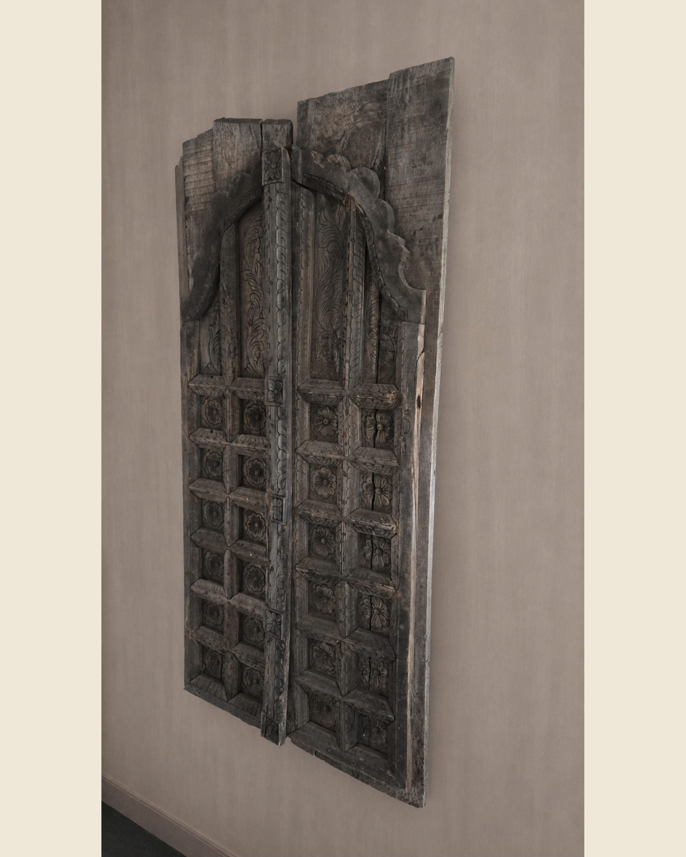 Groot houten wandpaneel met houtsnijwerk, Atelierselectie, bij Mahieu&Merckx