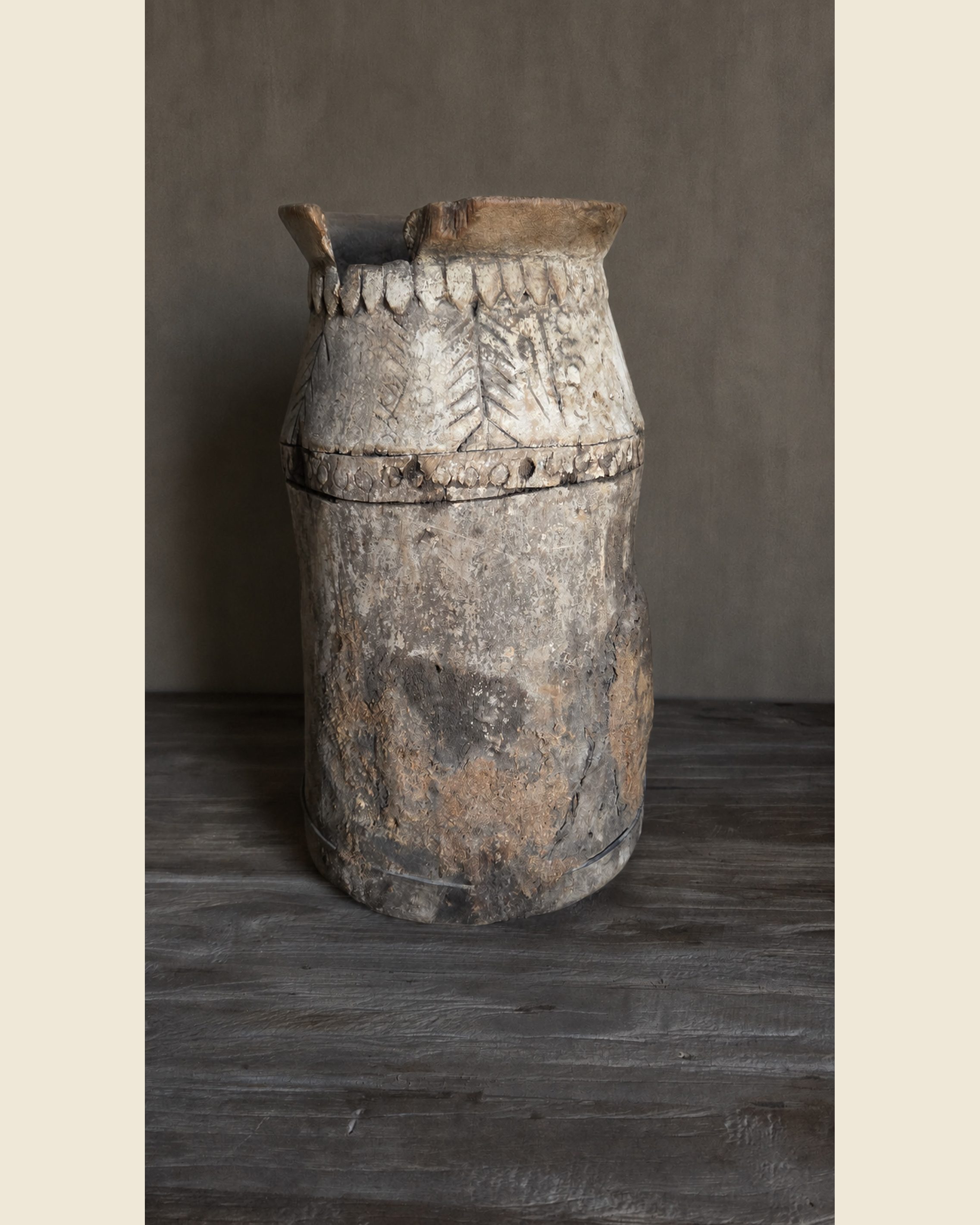 Oude houten kruik met snijwerk, Atelierselectie, bij Mahieu&Merckx