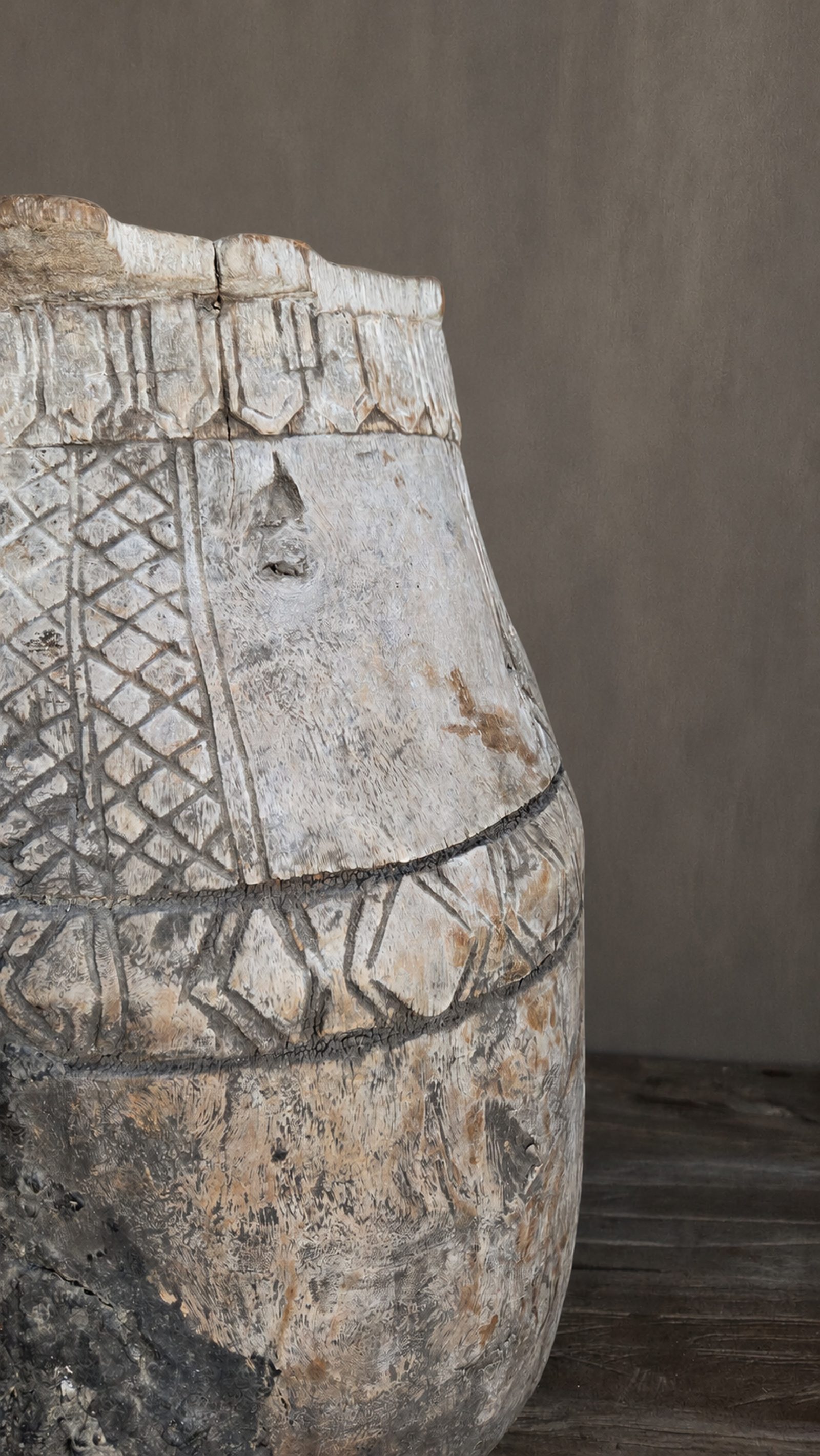 Oude houten kruik met snijwerk, detail 2