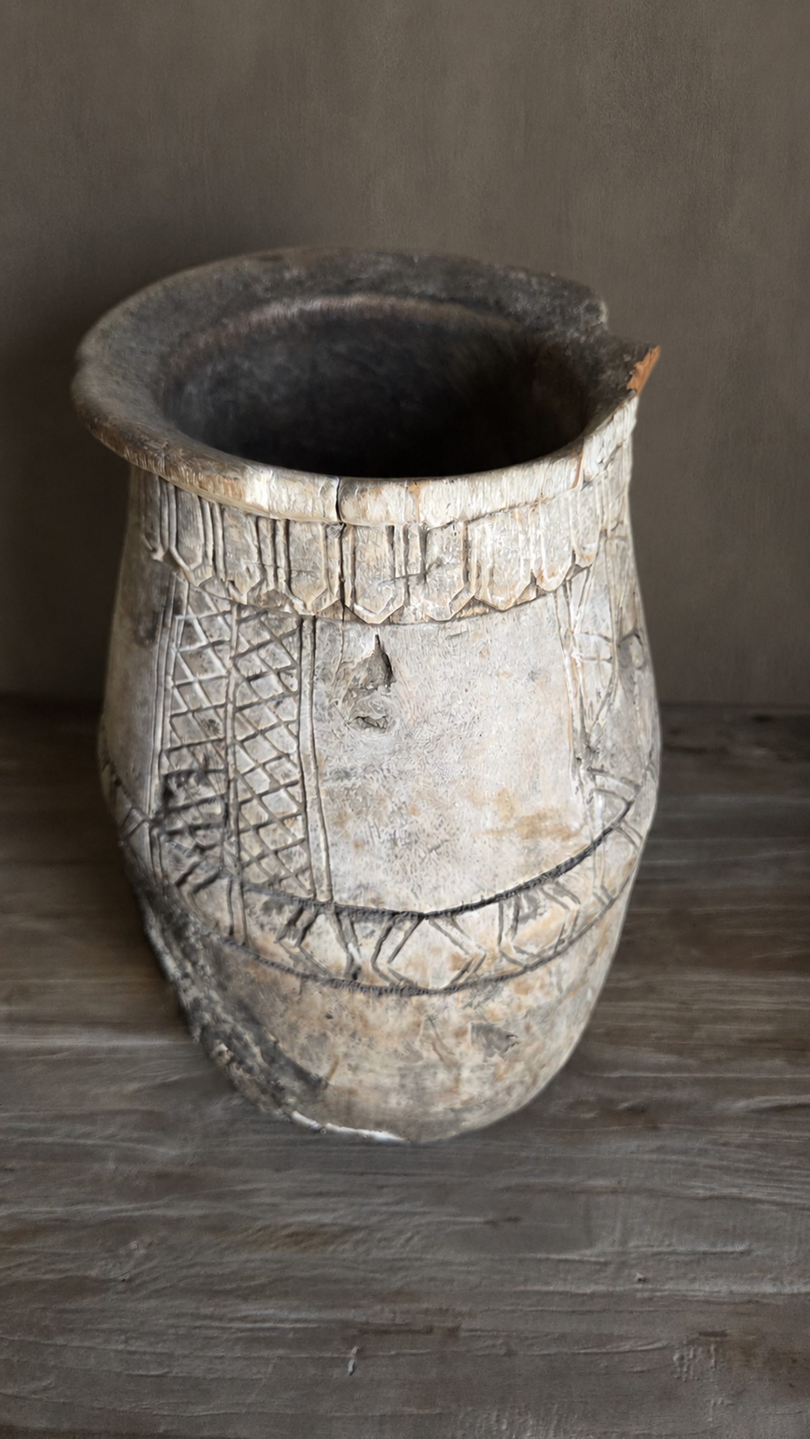 Oude houten kruik met snijwerk, detail 3