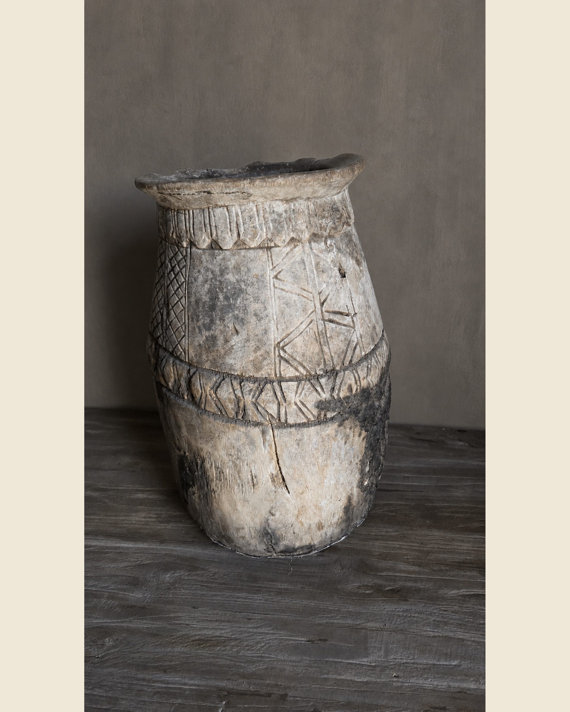 Oude houten kruik met snijwerk, Atelierselectie, bij Mahieu&Merckx