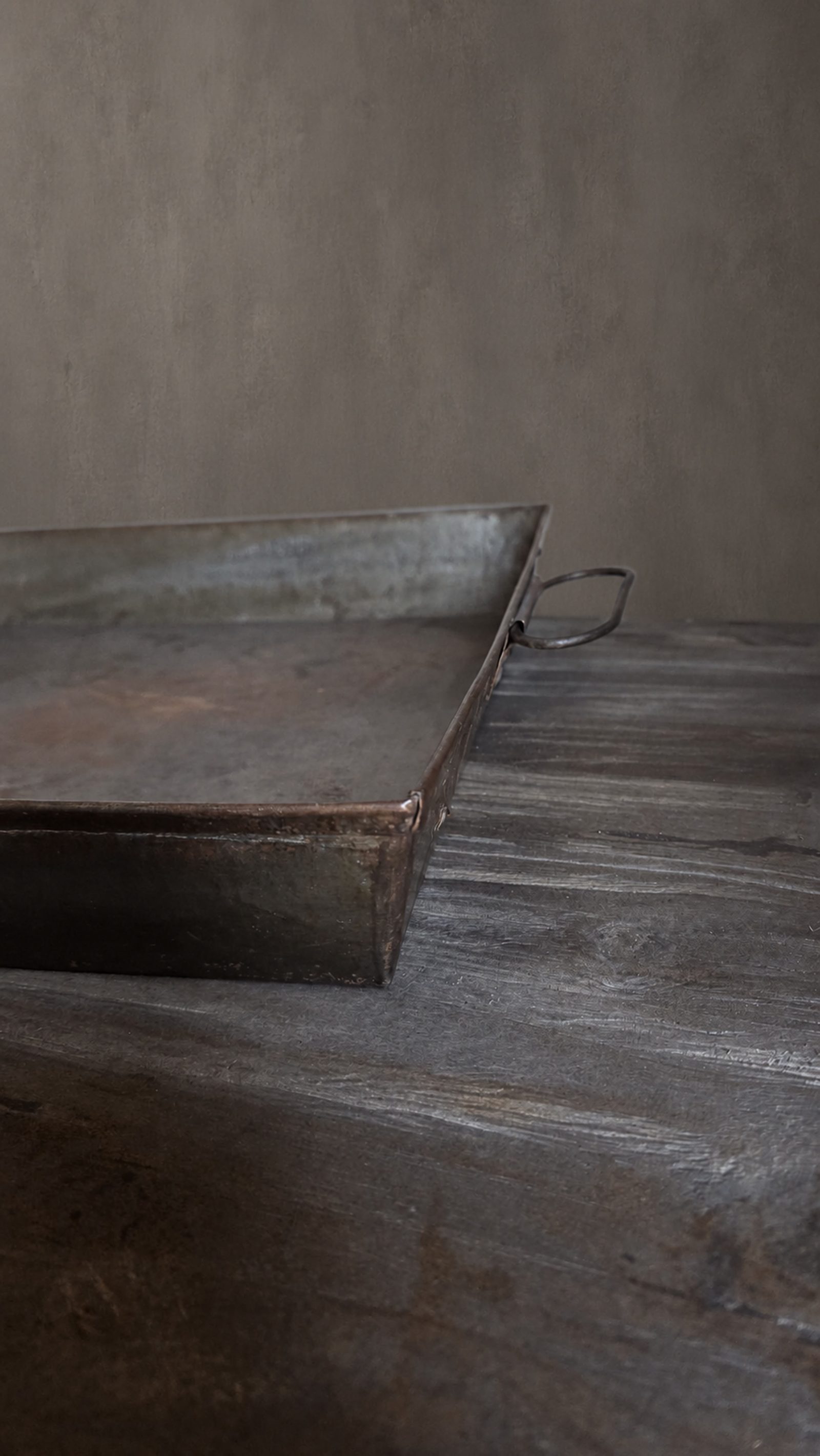 Metalen tray met handgrepen, detail 2