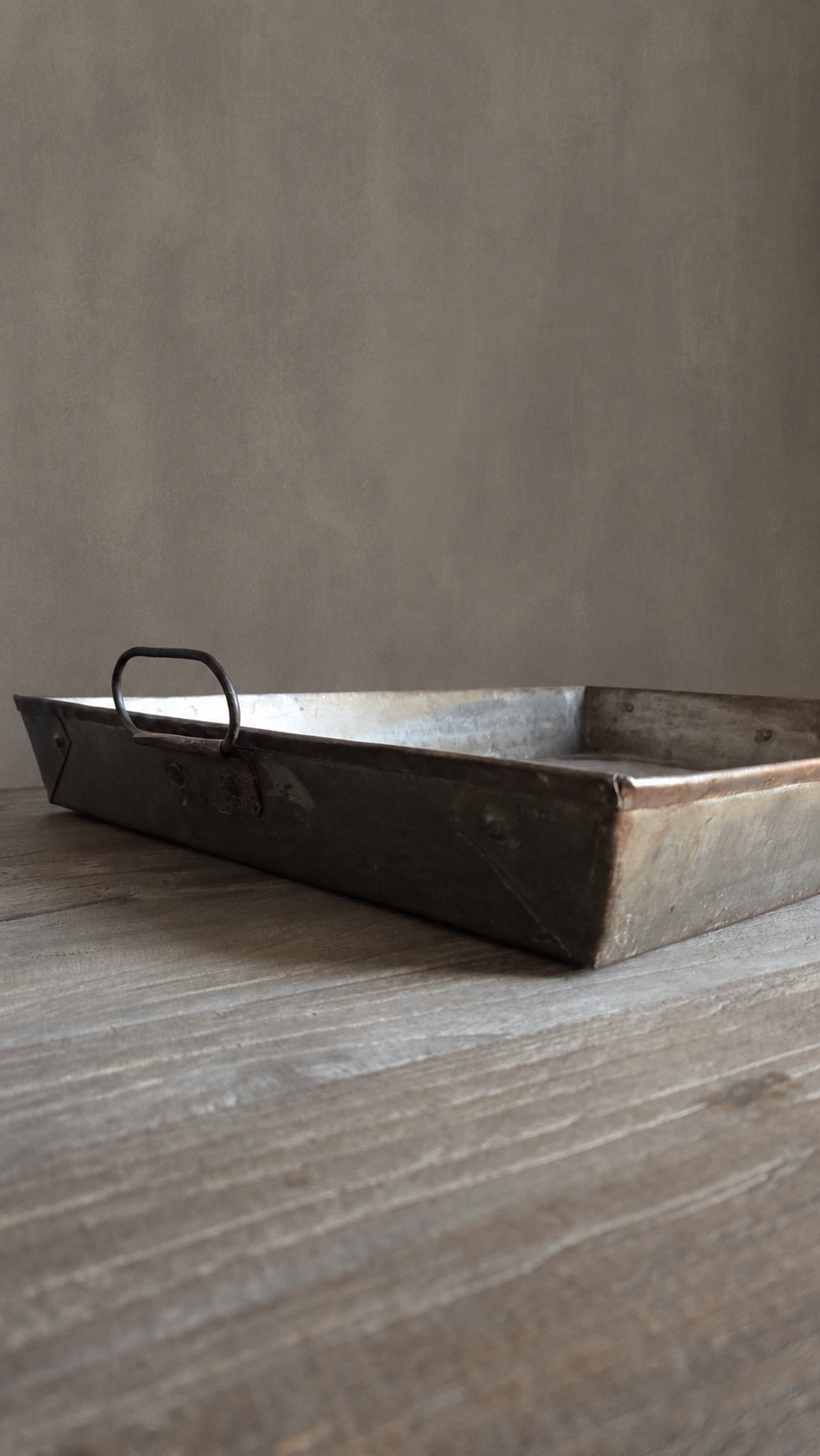 Metalen tray met handgrepen, detail 3