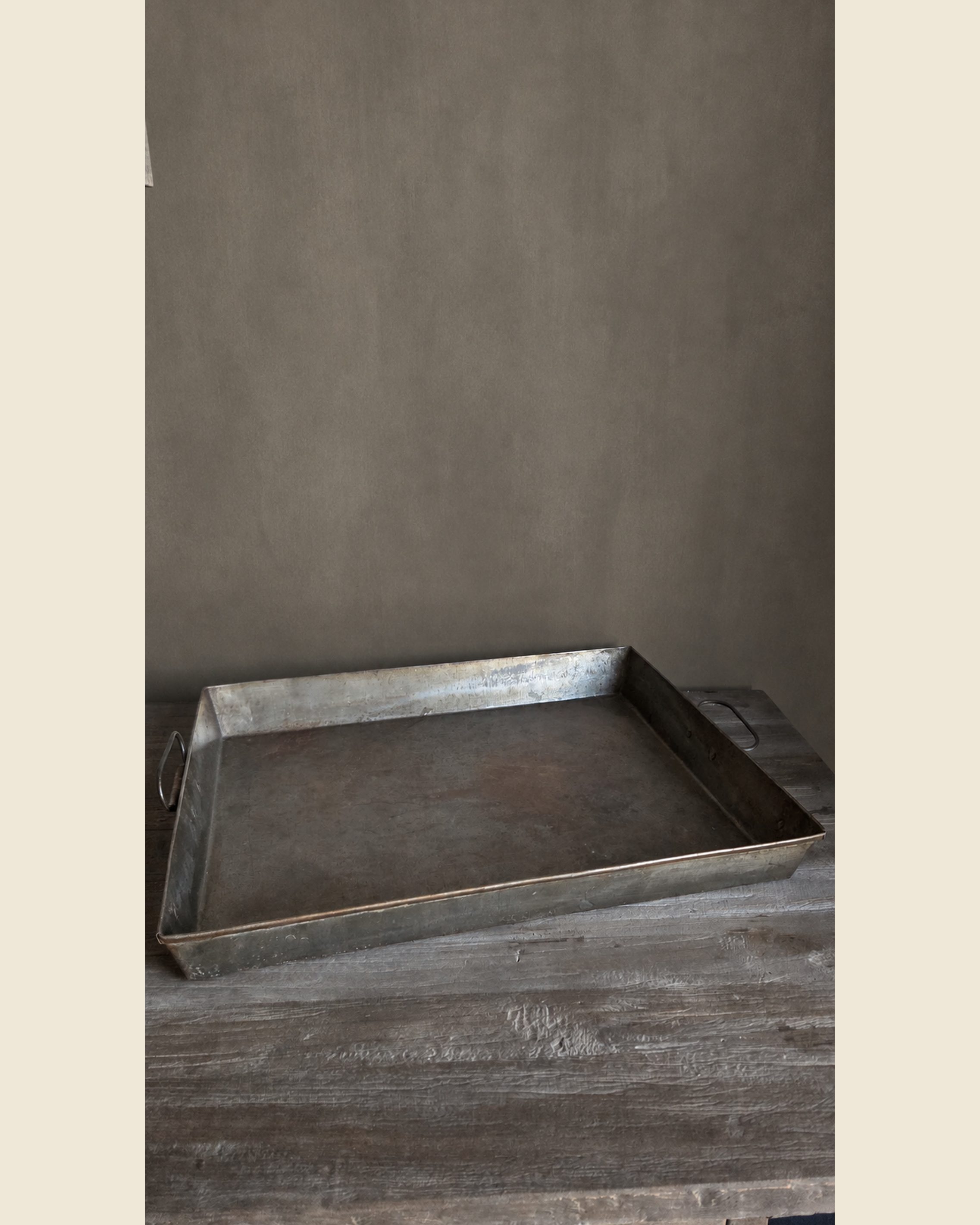 Metalen tray met handgrepen, Atelierselectie, bij Mahieu&Merckx