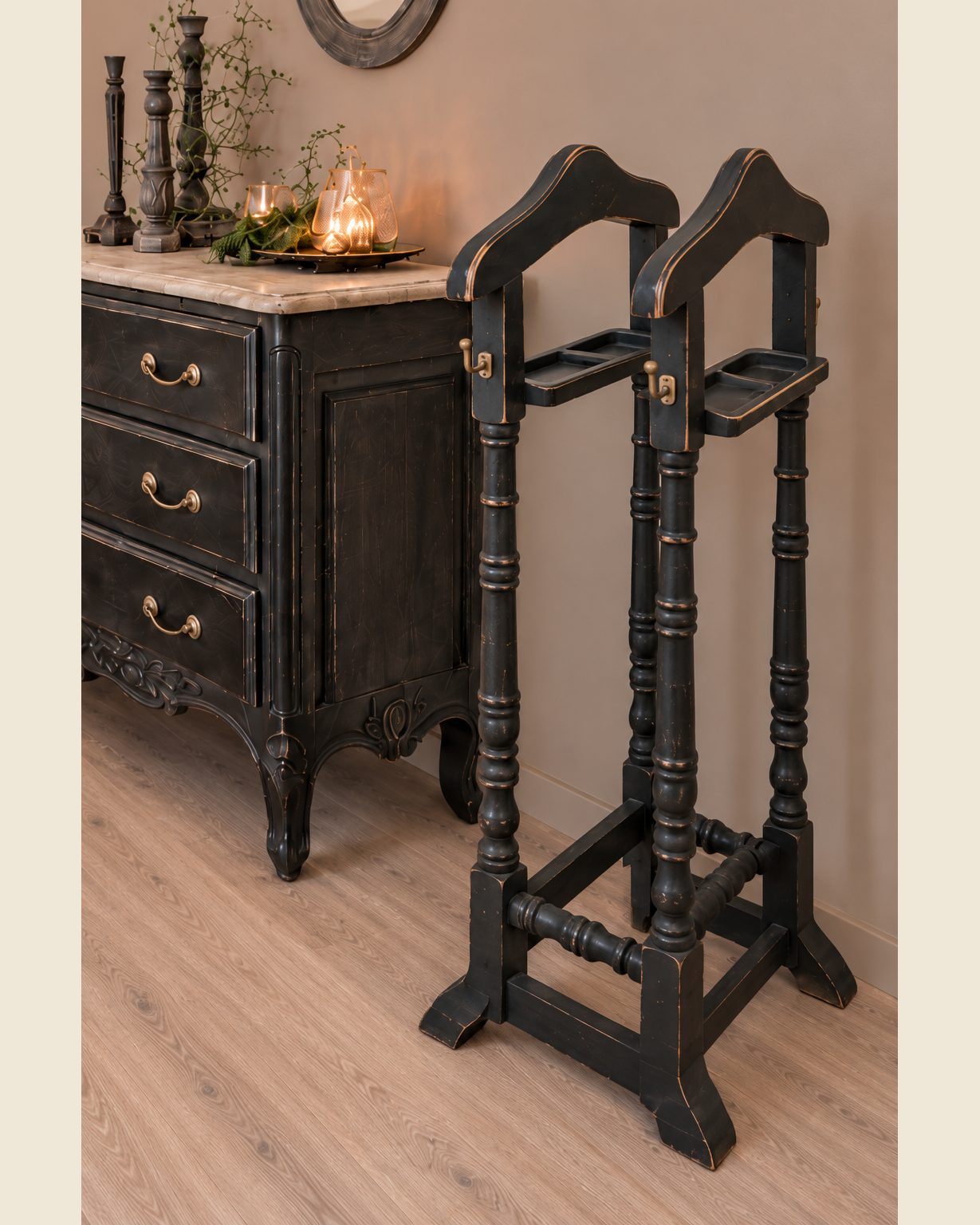 Dubbele houten dressboy in donkere patine, Atelierselectie, bij Mahieu&Merckx