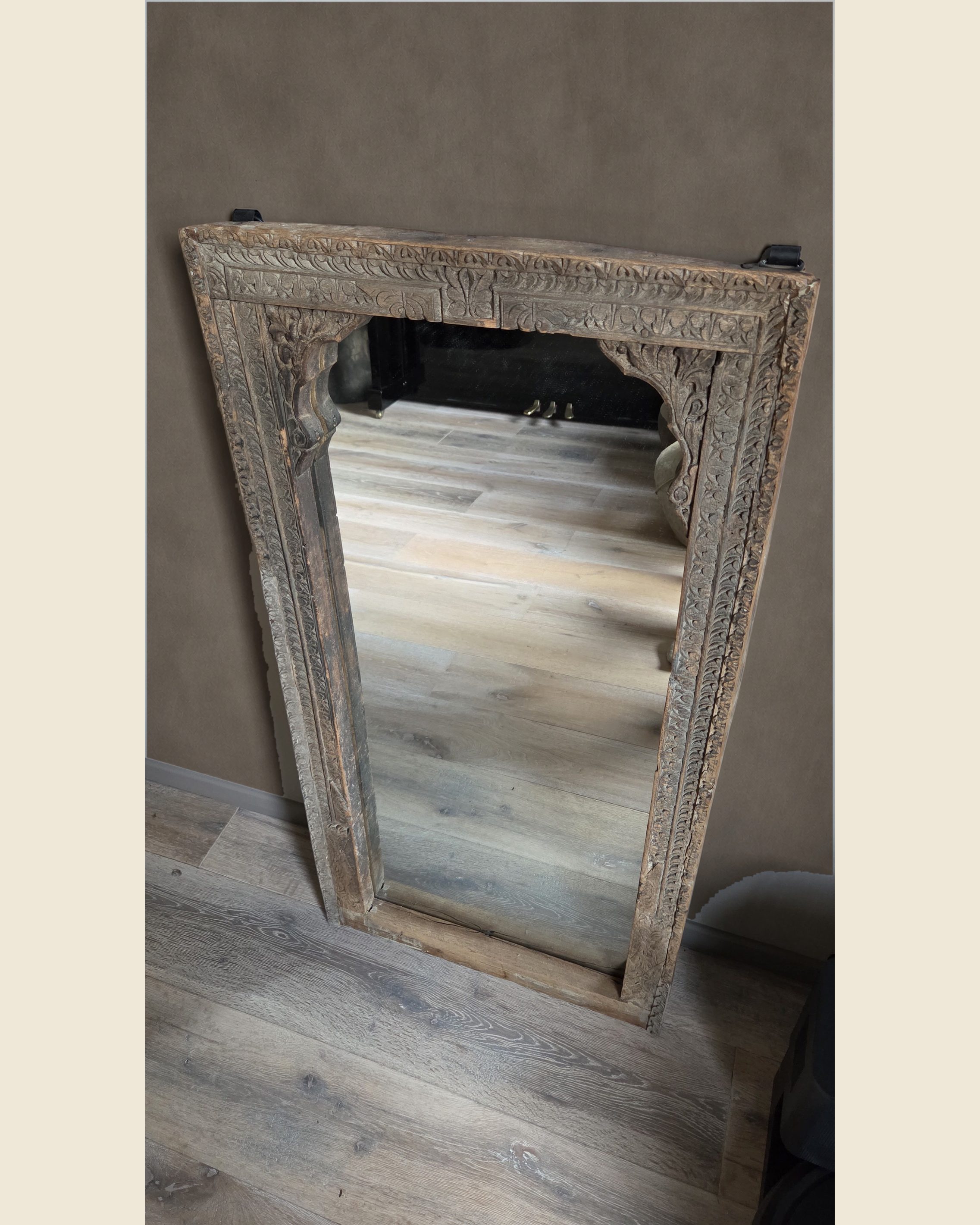 Oude houten spiegel met verfijnd houtsnijwerk, Atelierselectie, bij Mahieu&Merckx